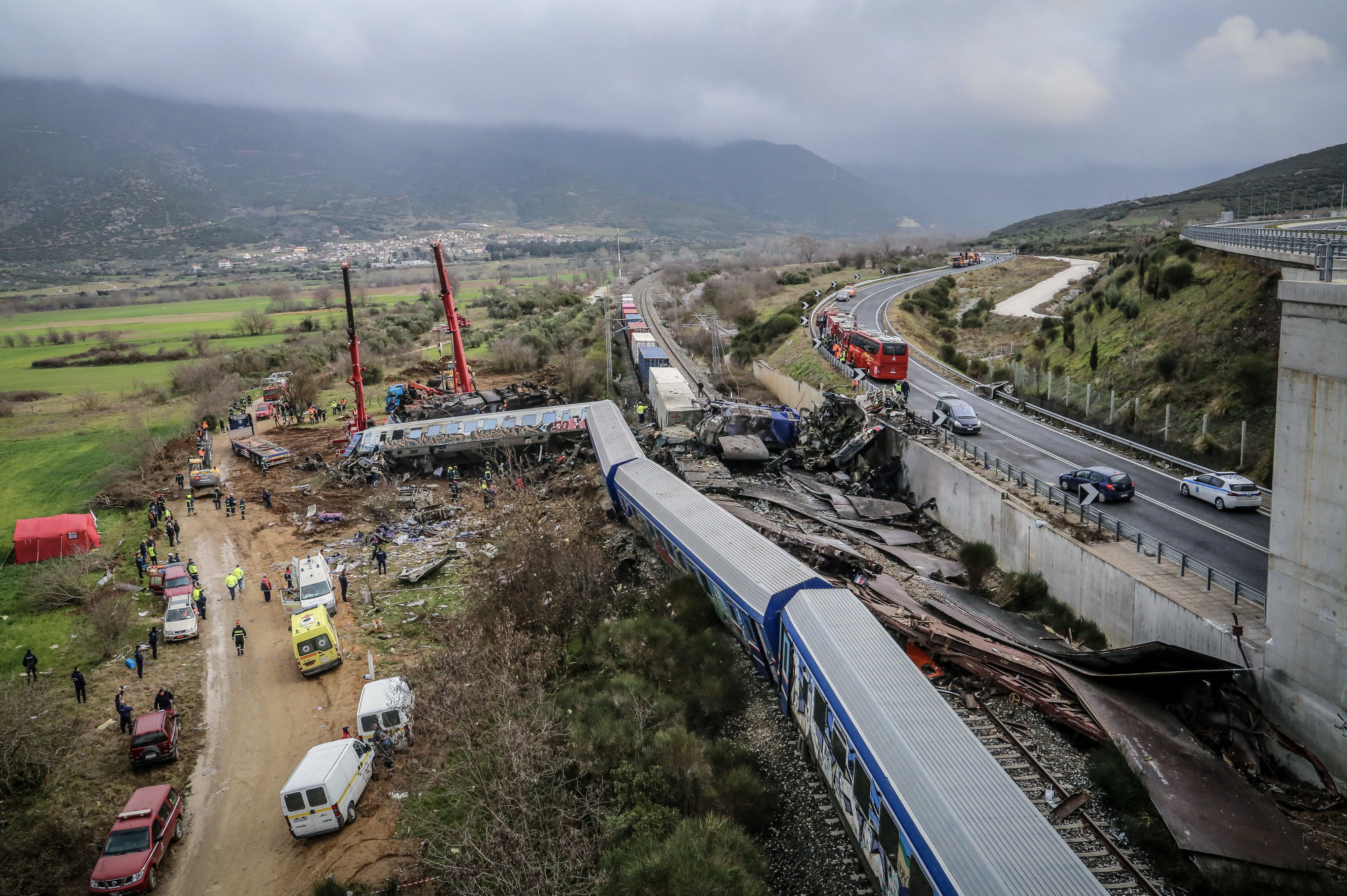 Így néz ki a görögországi vonatbaleset drónról