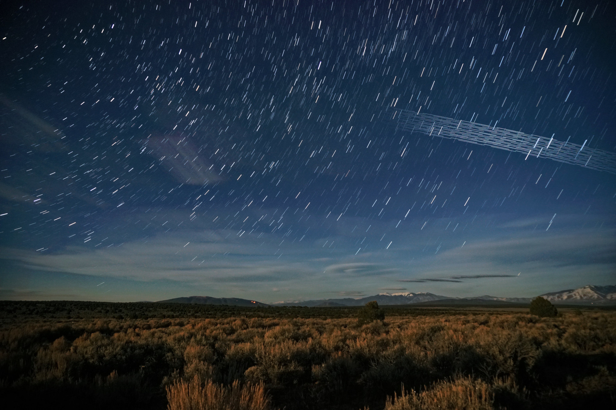 A Starlink műholdjai jobbról támadnak egy hosszú záridős felvételen