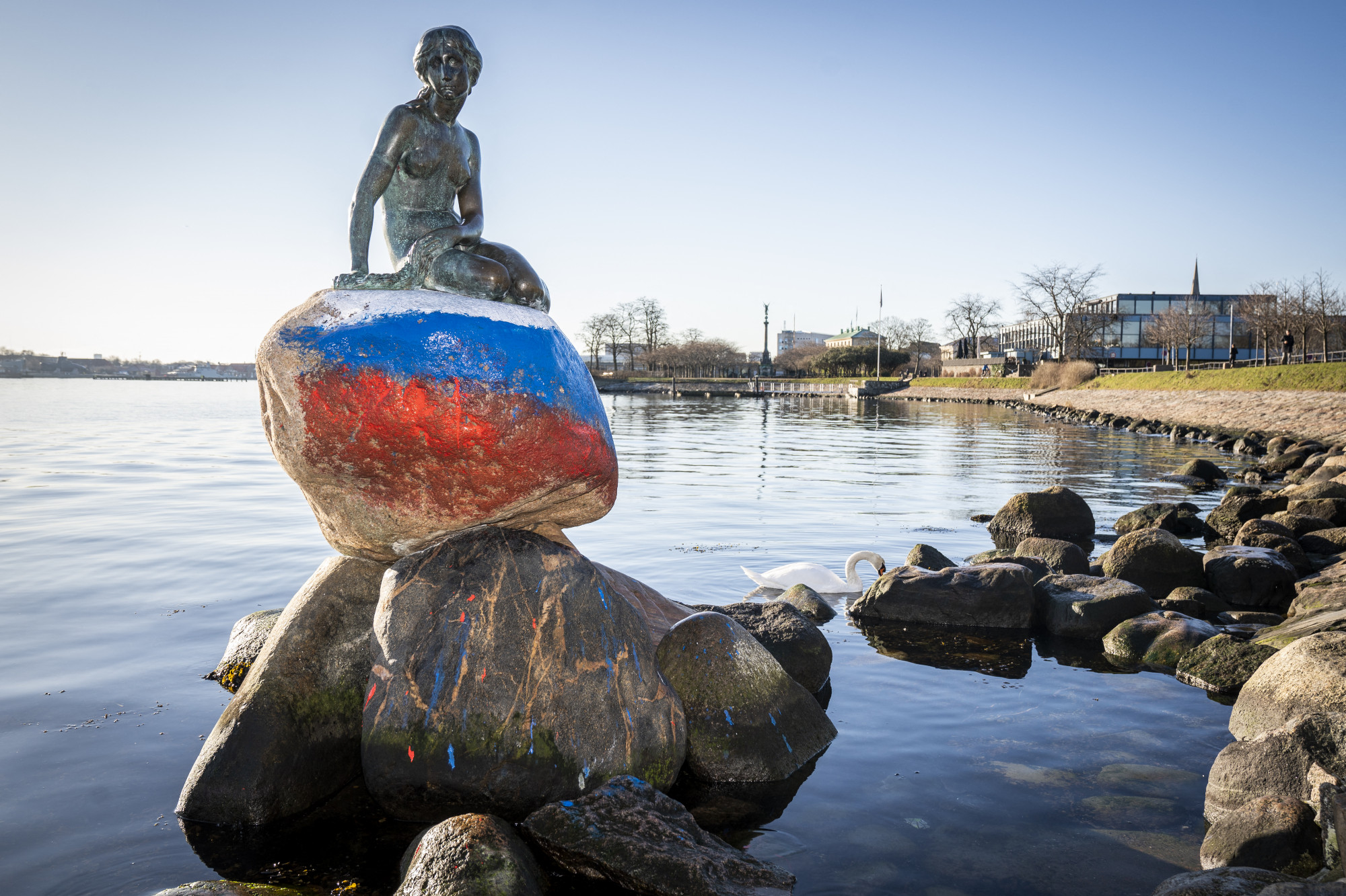 Orosz zászlót festettek a Kis hableány koppenhágai szobrára