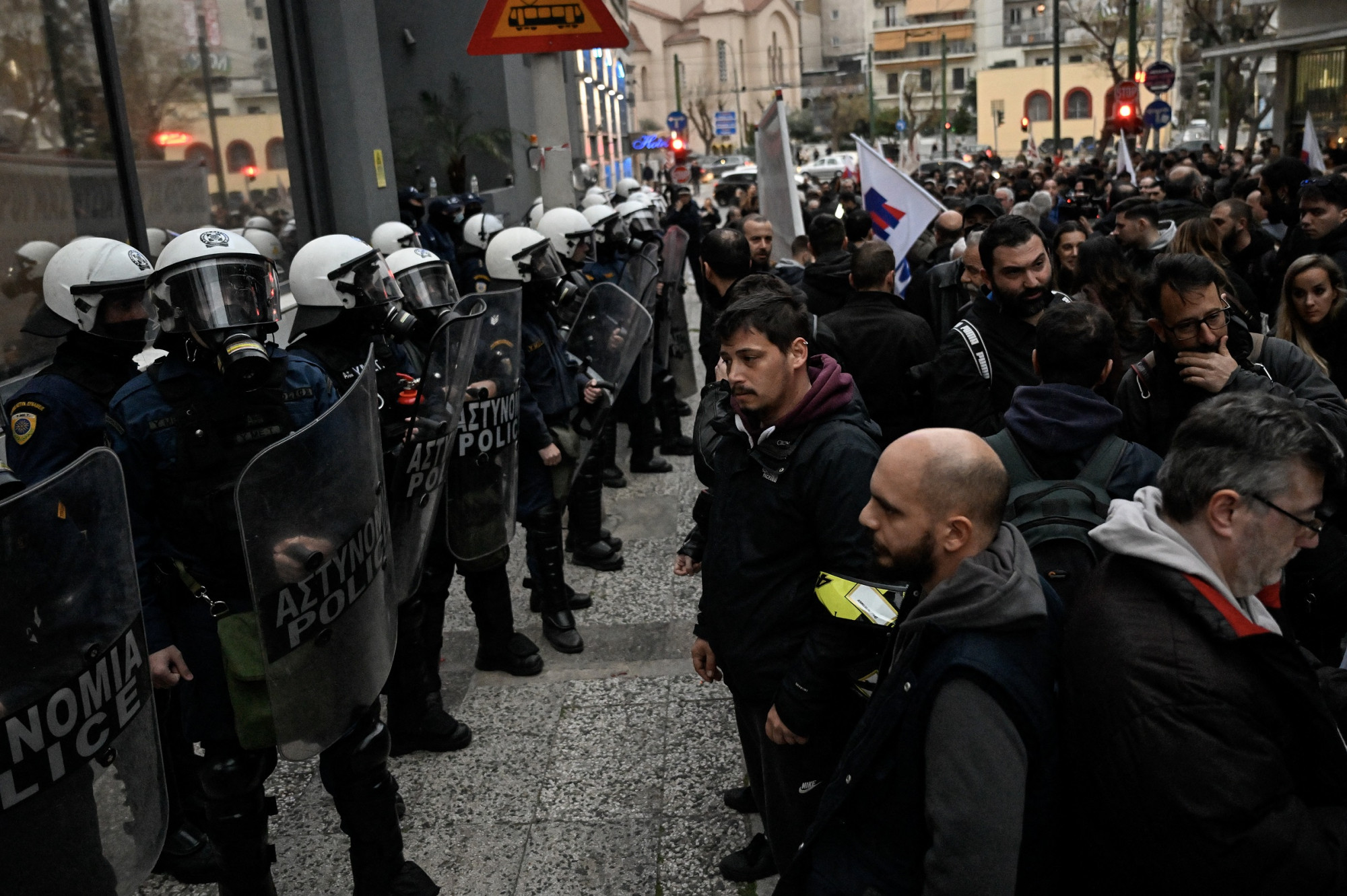 Sztrájkkal tiltakozott a vasutas szakszervezet Görögország történetének legsúlyosabb vonatbalesete után
