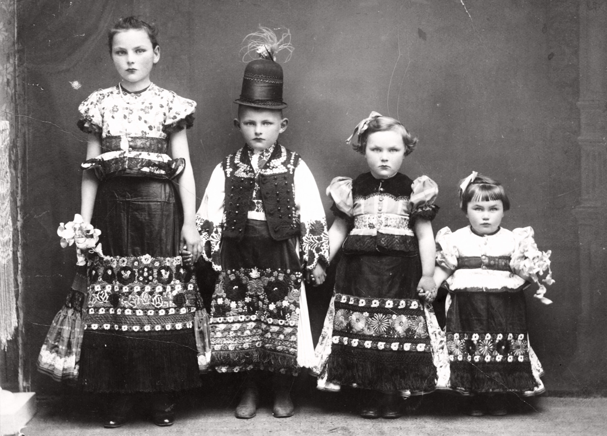 Gyermekek matyó népviseletben az 1930-as évek elején