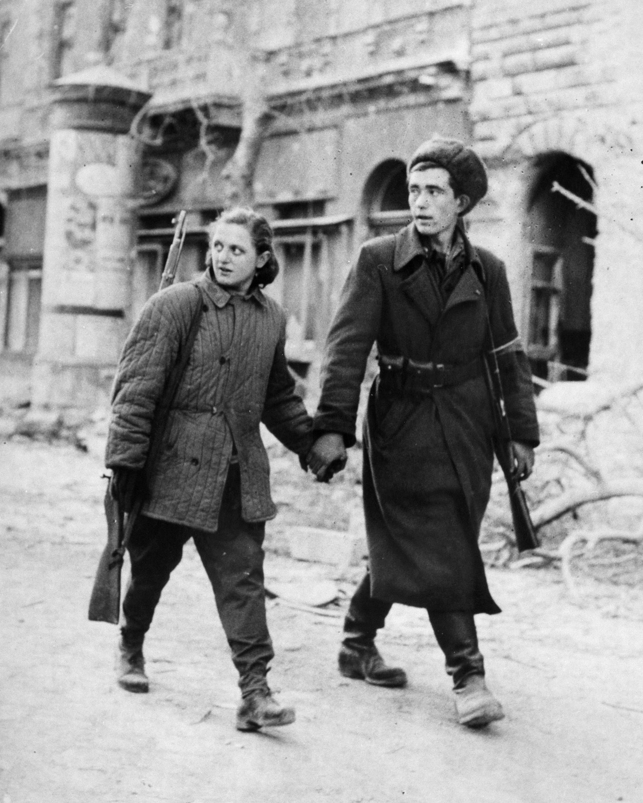 Forradalmár szerelmespár a József körúton 1956-ban