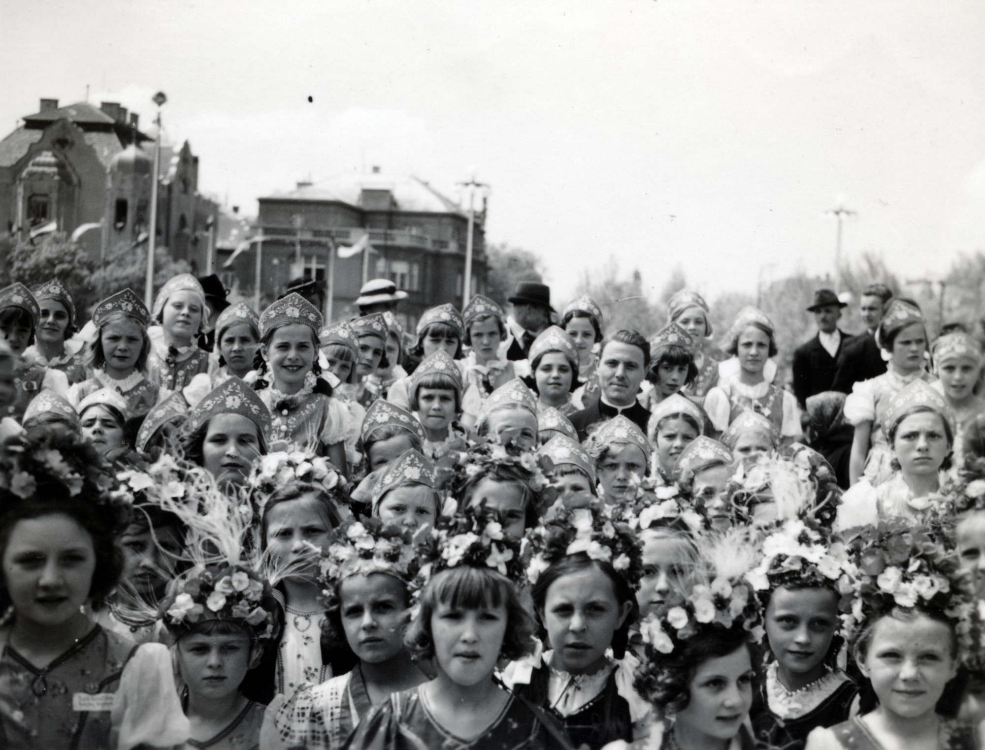 Népviseletbe öltözött lányok csoportja a Eucharisztikus Világkongresszuson, a budapesti Hősök terén 1938-ban.