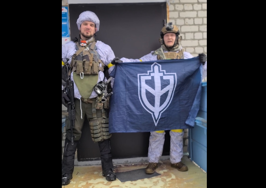 Orosz neonáci vezeti a hadtestet, ami ukránpártinak mondja magát, és az oroszok szerint embereket ölt egy faluban