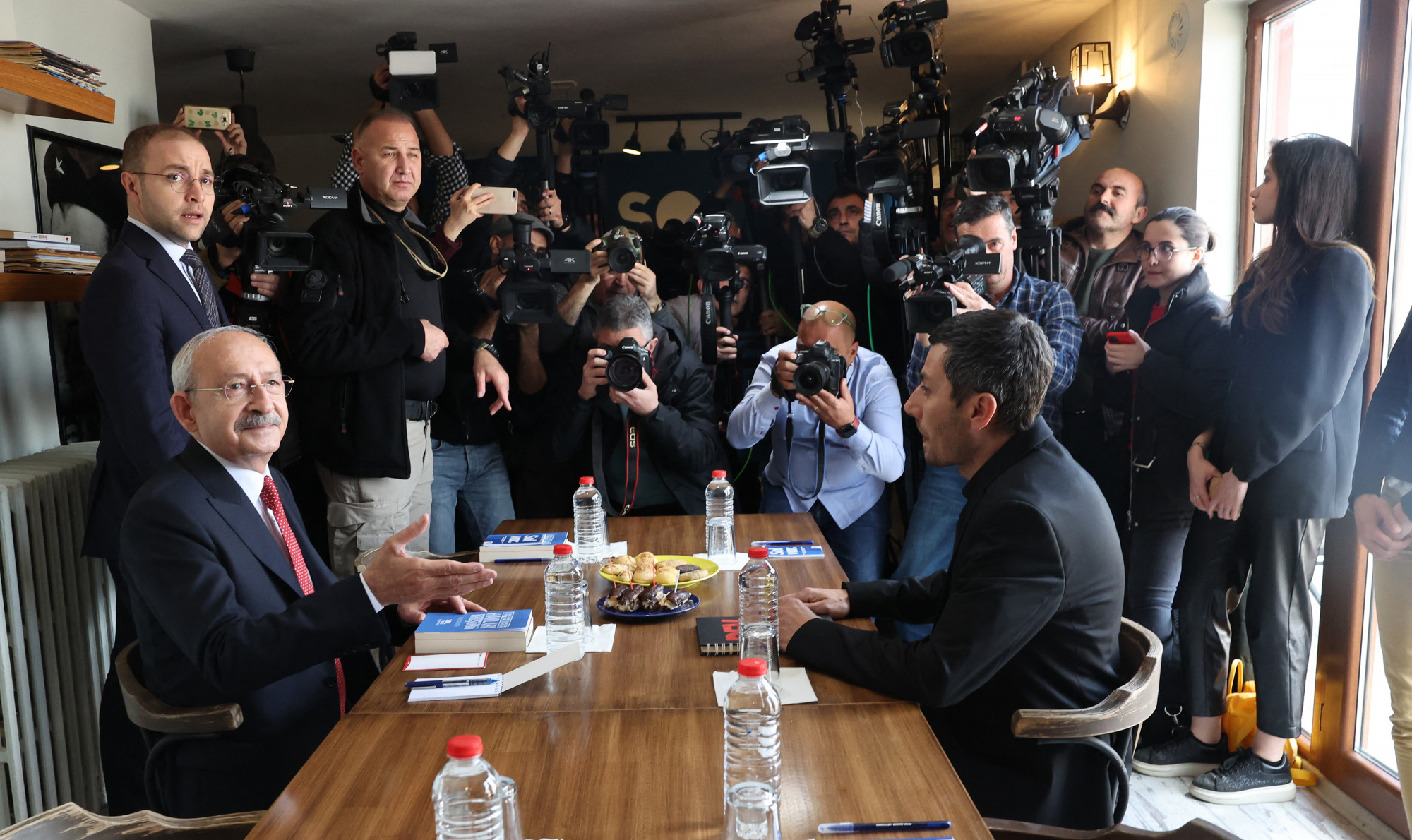 Balról Kemal Kılıçdaroğlu, a győztes ellenzéki jelölt egy pénteki eseményen