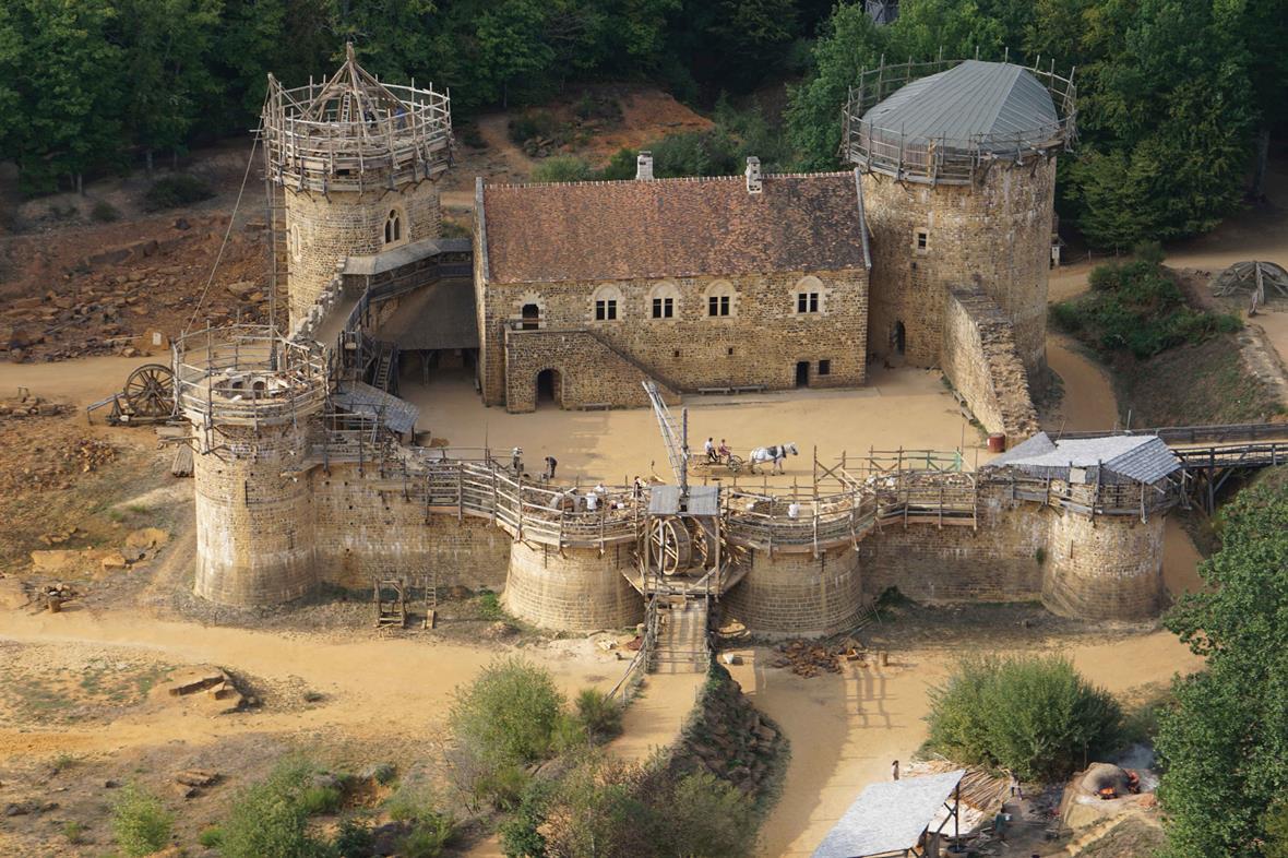 Videóajánló: Káprázatos látvány nyújt a középkori vár, amit egy baráti társaság 25 éve épít Franciaországban