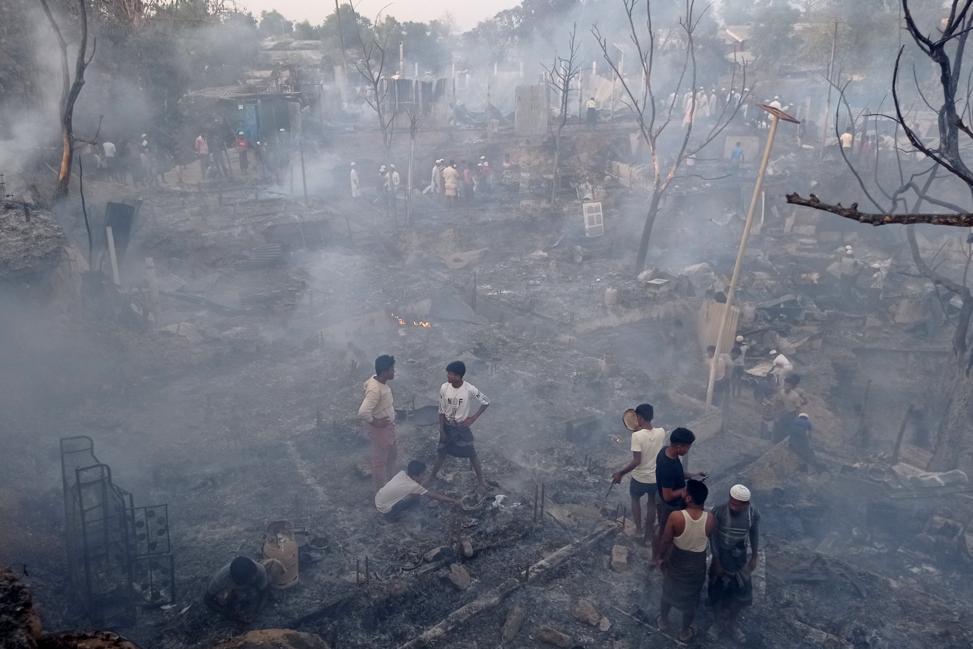 Tűz ütött ki egy bangladesi rohingya menekülttáborban, 12 ezren maradtak fedél nélkül
