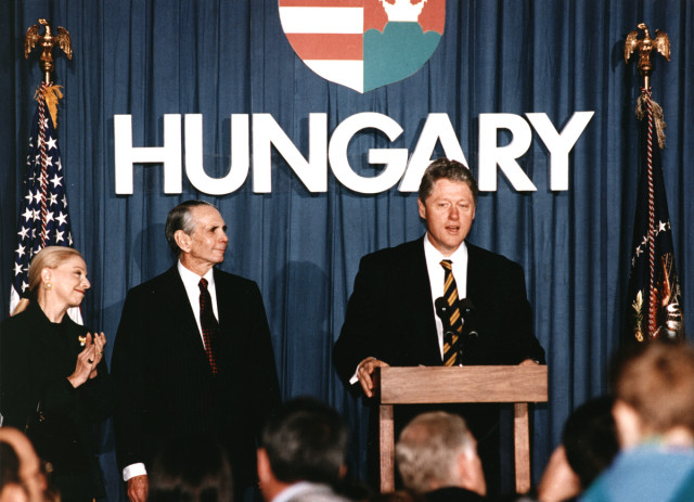 Donald Blinken nagykövet és felesége, Vera Blinken, illetve az EBEÉ-konferenciára és a Memorandum aláírására Budapestre látogató Bill Clinton 1994. december 5-én.