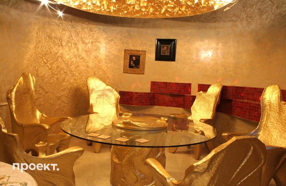 Itt Dagobert bácsi is csak hápogna: Putyin titkos palotájában arany asztalnál arany székeken ülve bámulják a háziak az arany tapétát