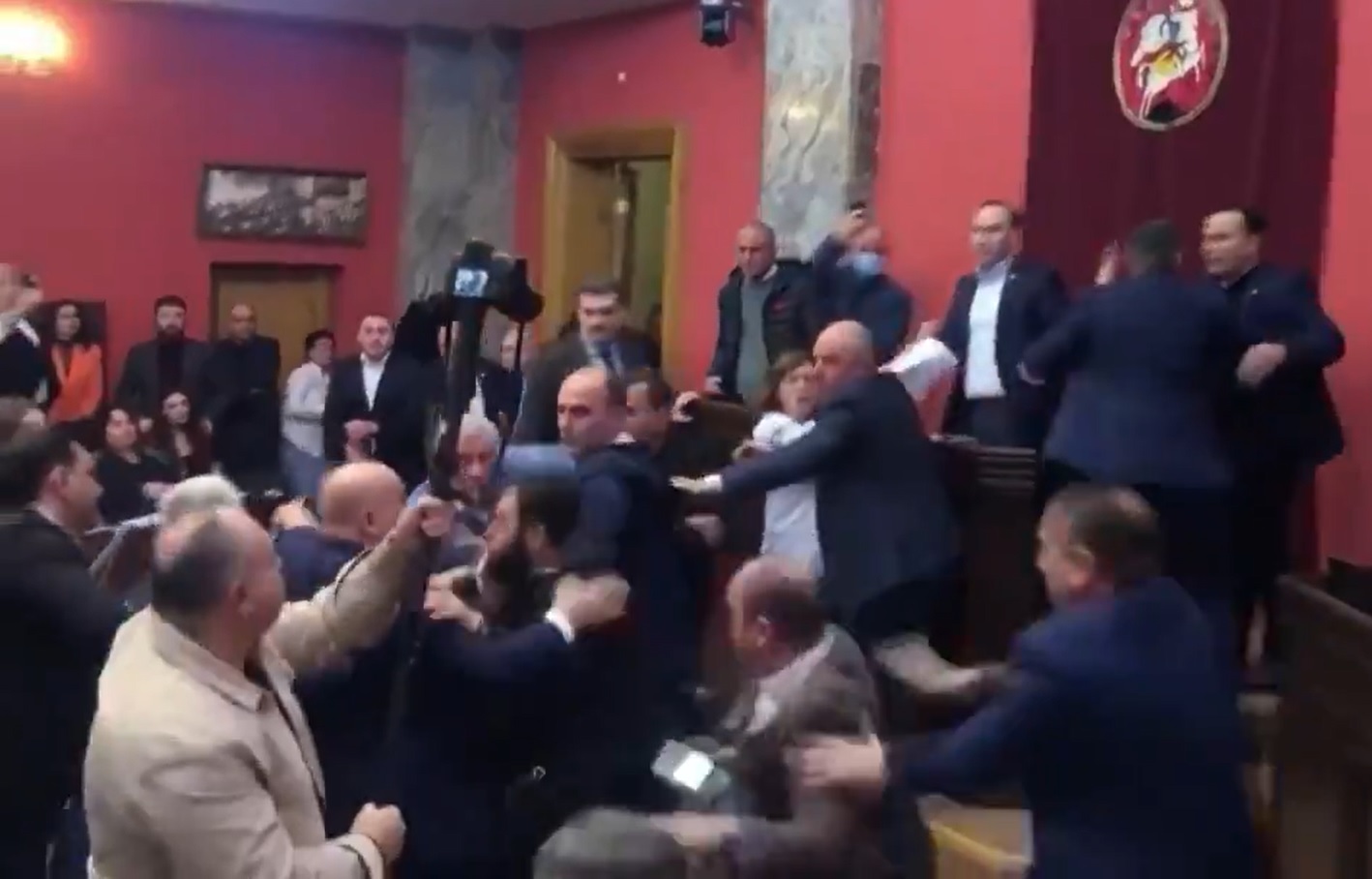 Verekedés tört ki a grúz parlamentben a külföldi ügynökökről szóló, orosz ihletésű törvény miatt