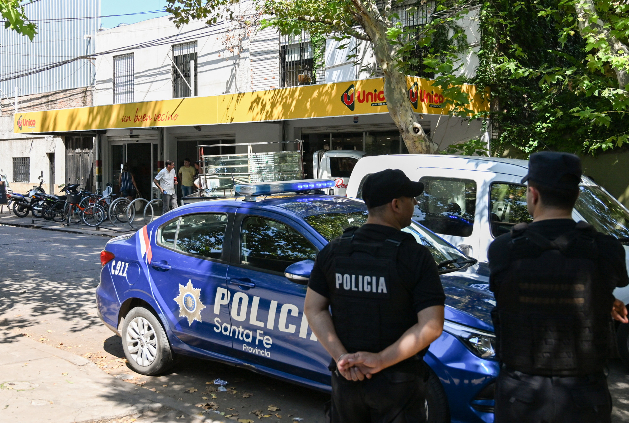 Rendőrök Messi apósáék rosariói szupermarketjénél, a támadás után