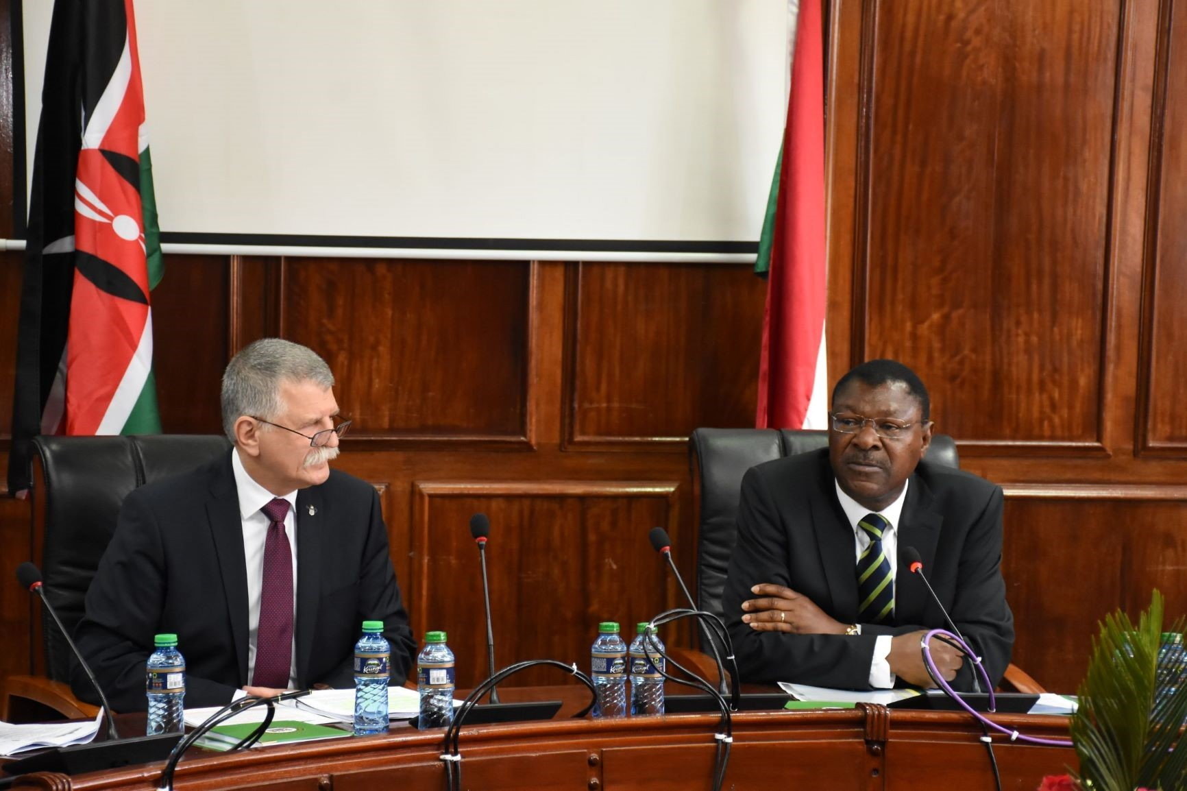 Kövér László, az Országgyűlés elnöke (b) megbeszélést folytat Moses Masika Wetangulával, a kenyai nemzetgyűlés elnökével Nairobiban 2023. március 6-án.