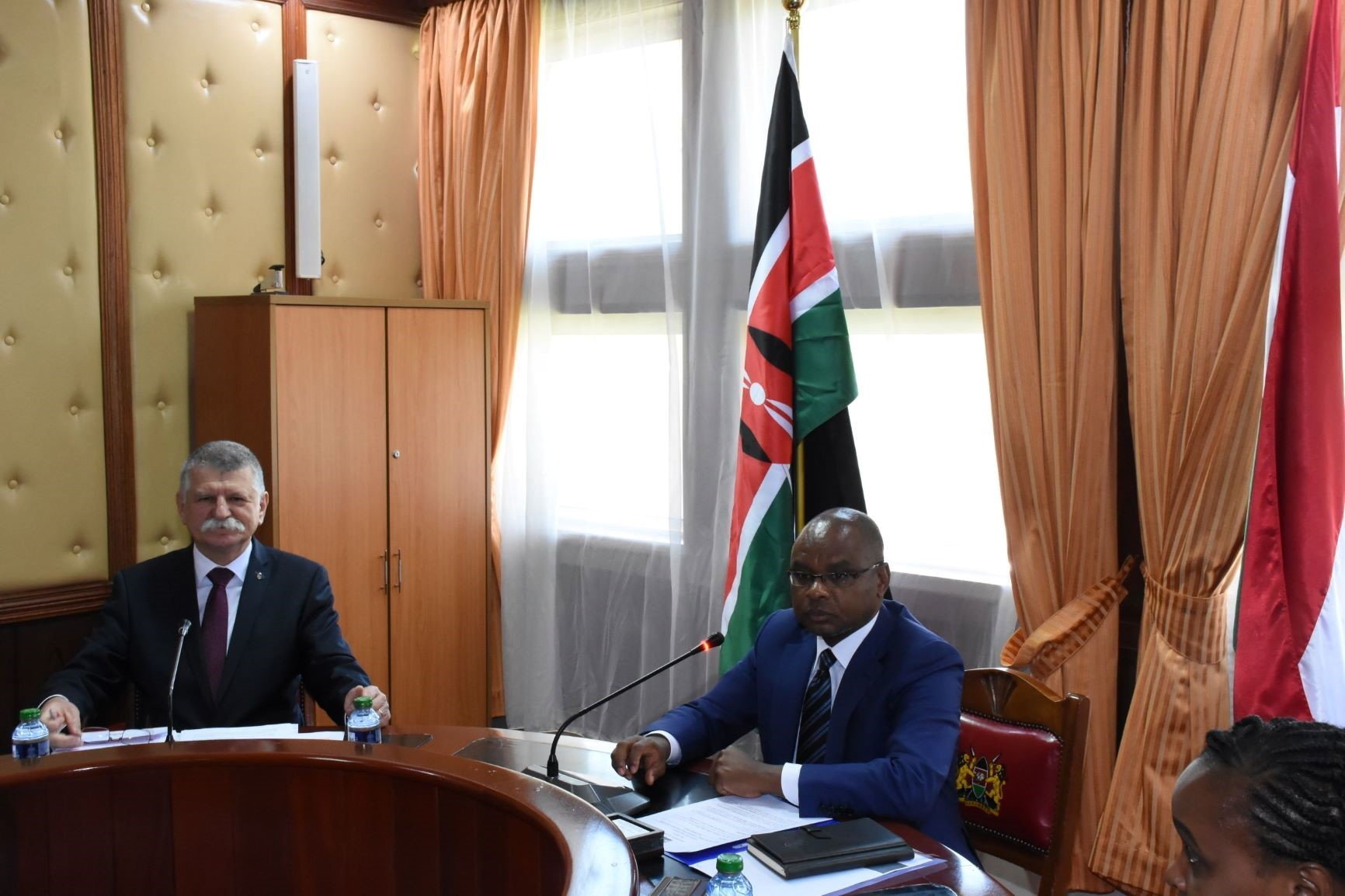Kövér László, az Országgyűlés elnöke (b) megbeszélést folytat Kingi Jeffah-val, a kenyai szenátus elnökével Nairobiban 2023. március 6-án.