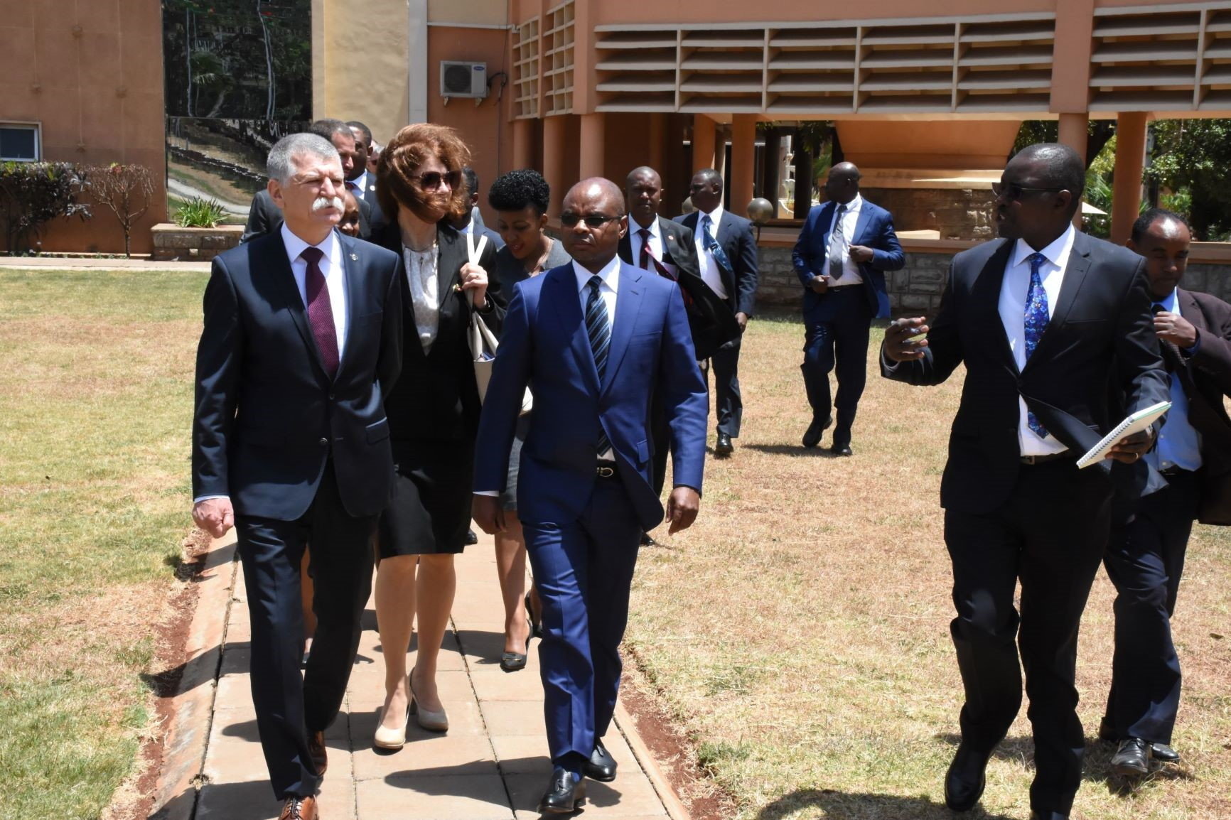Kövér László, az Országgyűlés elnöke (b) és Kingi Jeffah, a kenyai szenátus elnöke (k) Nairobiban 2023. március 6-án.