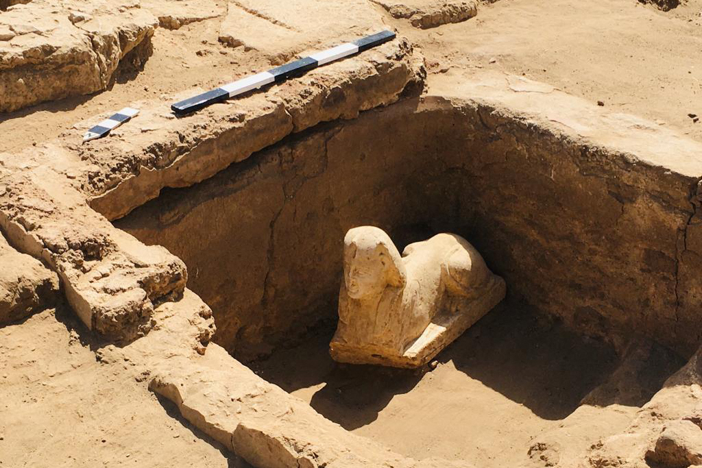 Egy kis szfinxszerű szobrot és egy szentélyt találtak Dél-Egyiptomban
