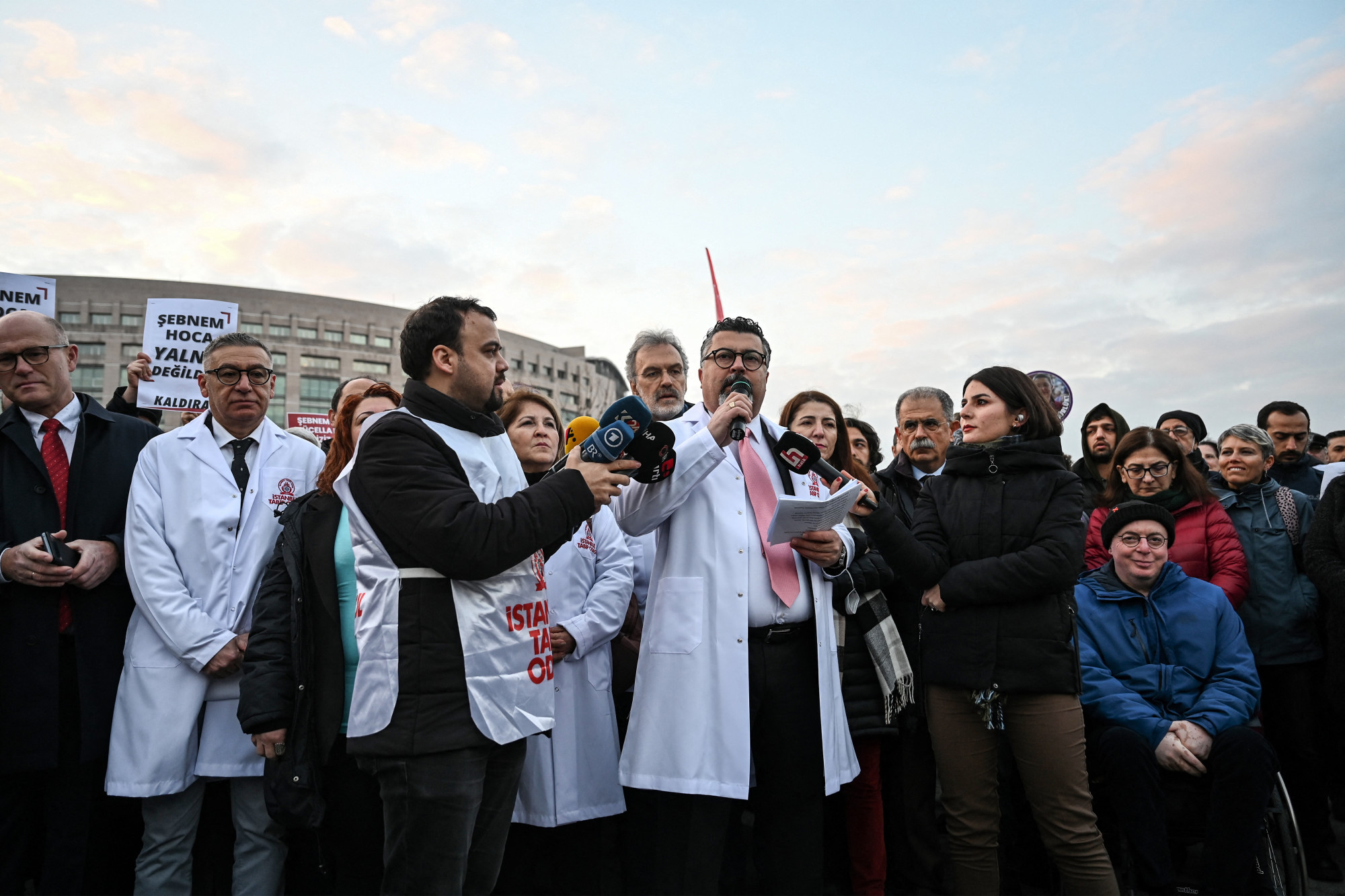 Gyilkosság, orvosok elleni erőszak és tömeges elvándorlás - összeomlás szélén a török egészségügy
