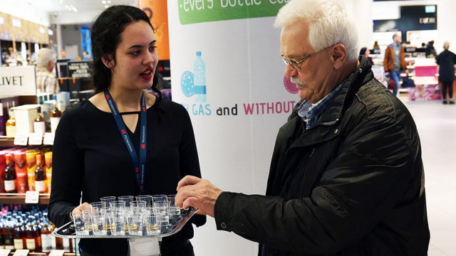 Ingyenes pálinkaosztás a budapesti reptéren