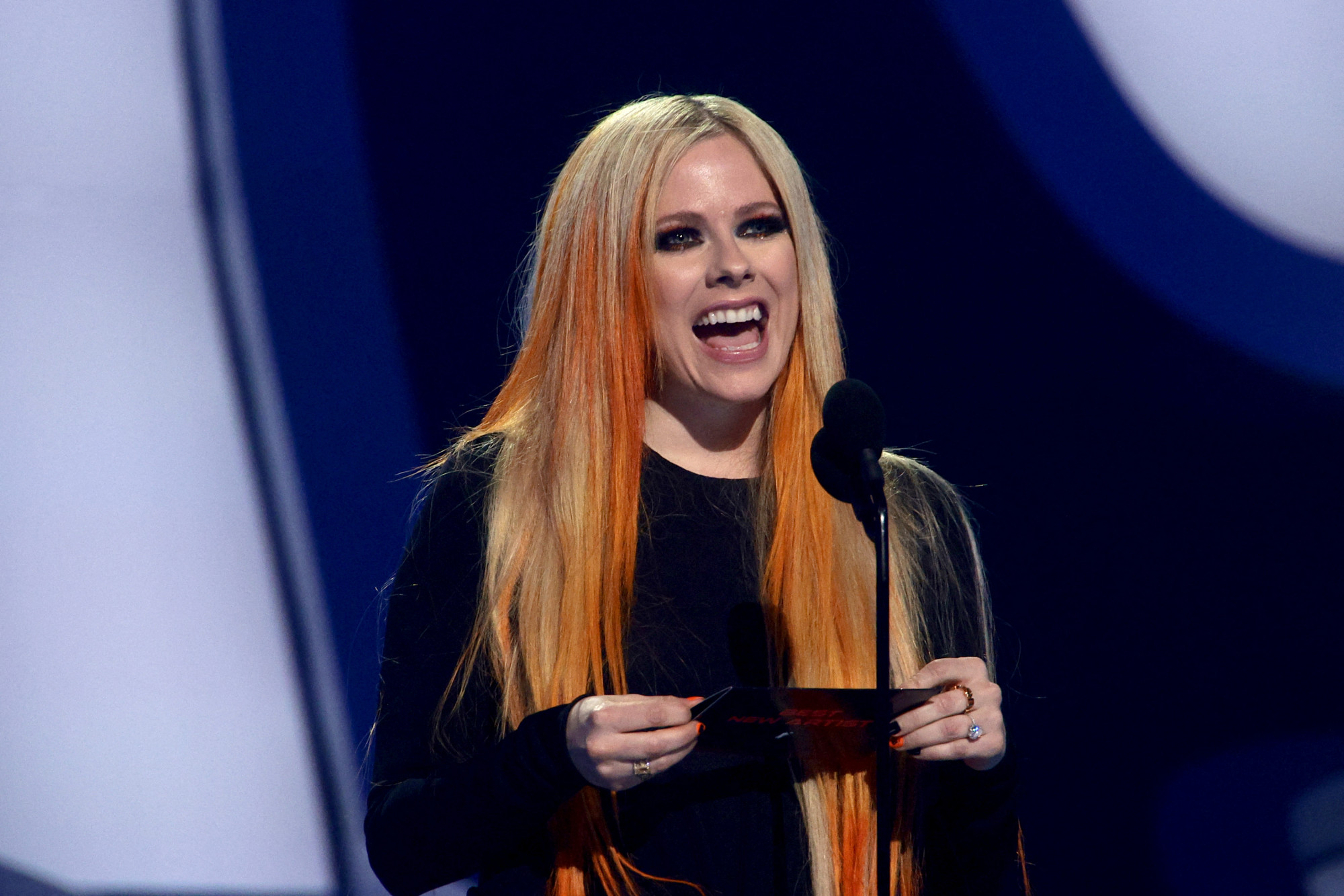Újabb adag a bulvárrománc-rajongóknak: Avril Lavigne összejött az exe féltestvérének volt pasijával