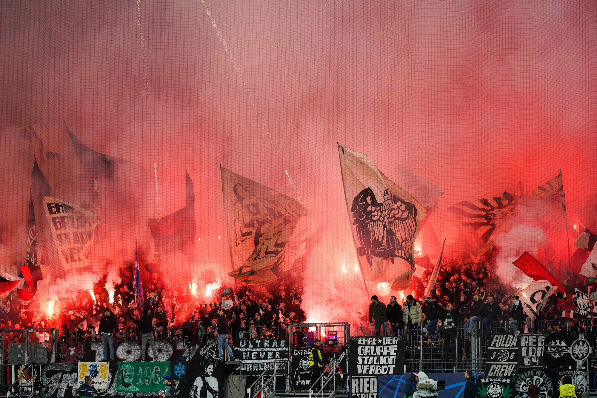 Szurkolói nélkül kell játszania a Frankfurtnak Nápolyban, az olasz hatóságok nem engedik be őket a stadionba