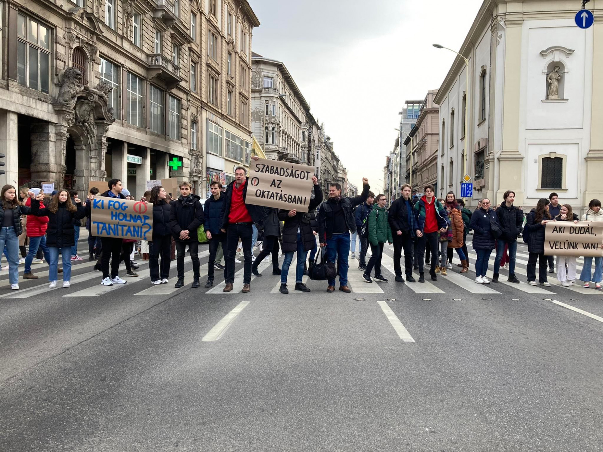 A Ferenciek tere zebráján tiltakoztak szerda reggel a tanárokkal szolidáris diákok
