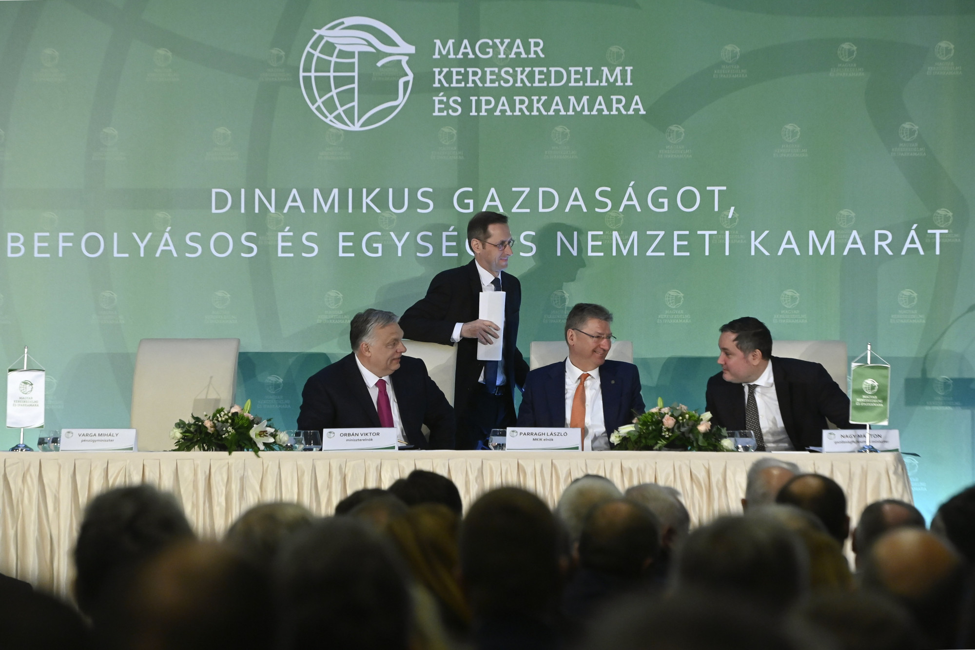 Orbán kedvenc kamarai elnöke, Parragh László szerint a jegybank tíz évre szóló károkat okozott