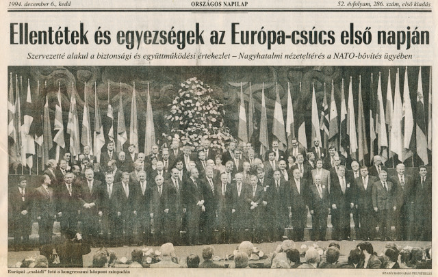 Az EBEÉ-csúcson részt vevő államfők „családi fotója” a Népszabadságban.