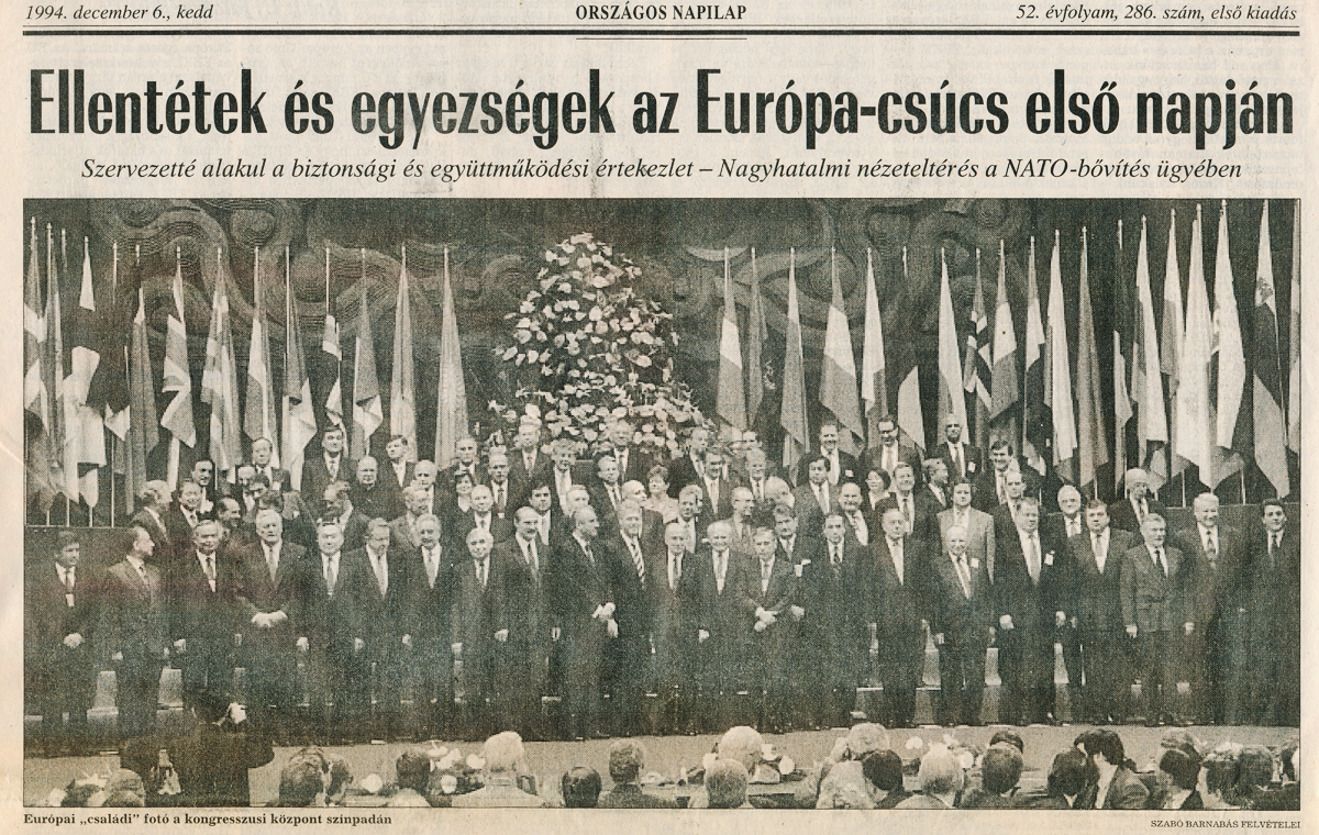 Az EBEÉ-csúcson részt vevő államfők „családi fotója” a Népszabadságban.