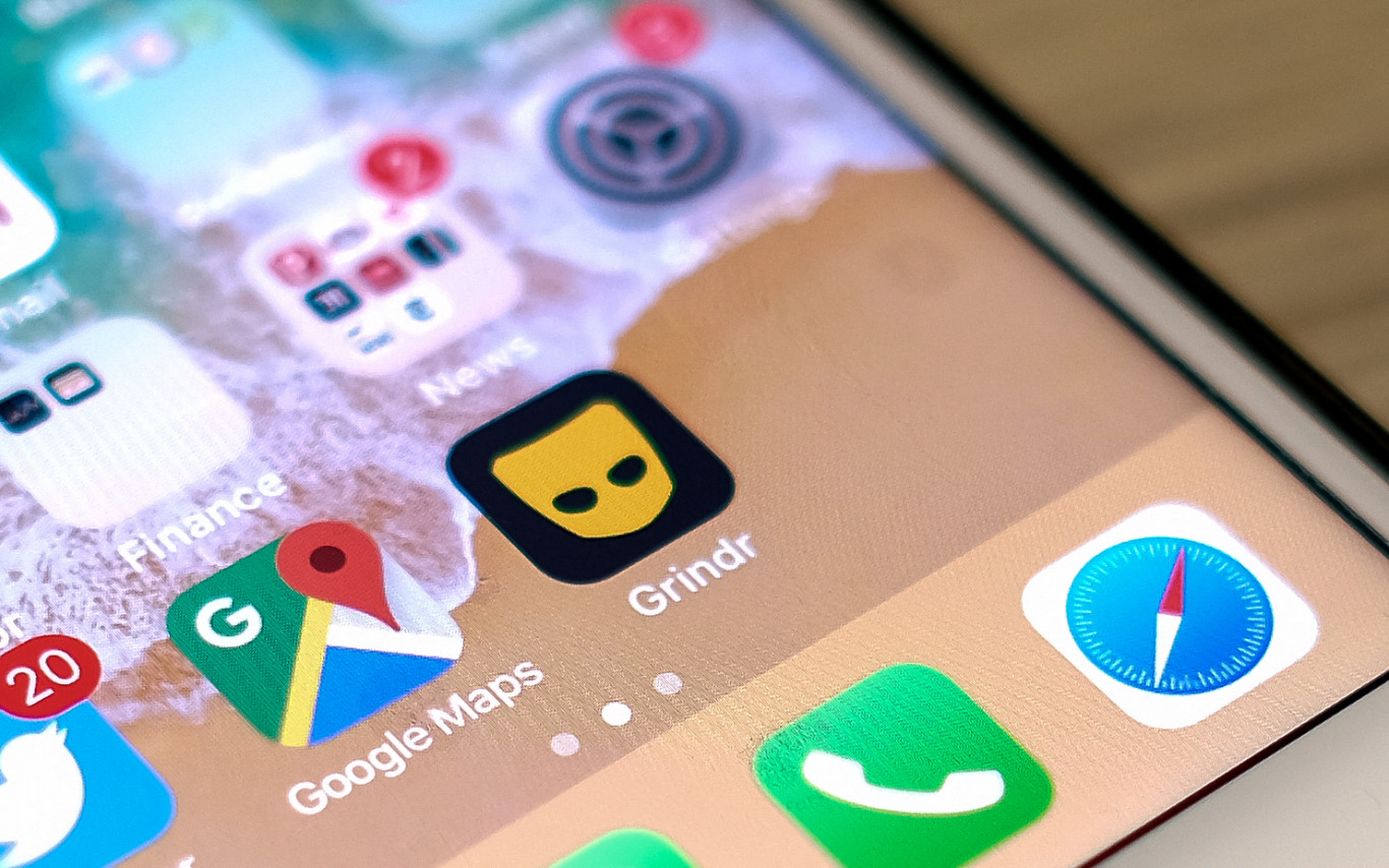 „Úgy kezeltek, mint egy darab húst” – több mint ezren indítottak pert a Grindr ellen