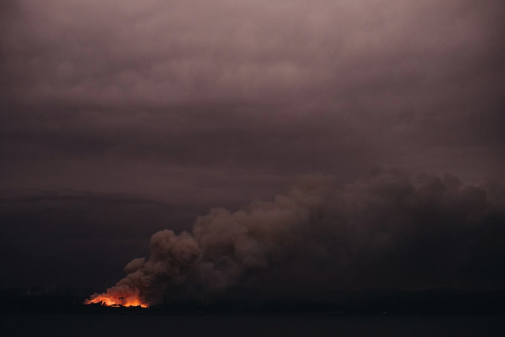 Egy Új-Dél-walesi bozóttűzből felszabaduló füst