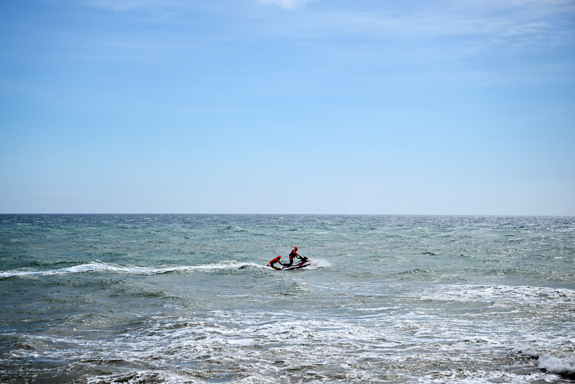 Jet-skis vízimentő a Földközi-tengeren március 9-én.
