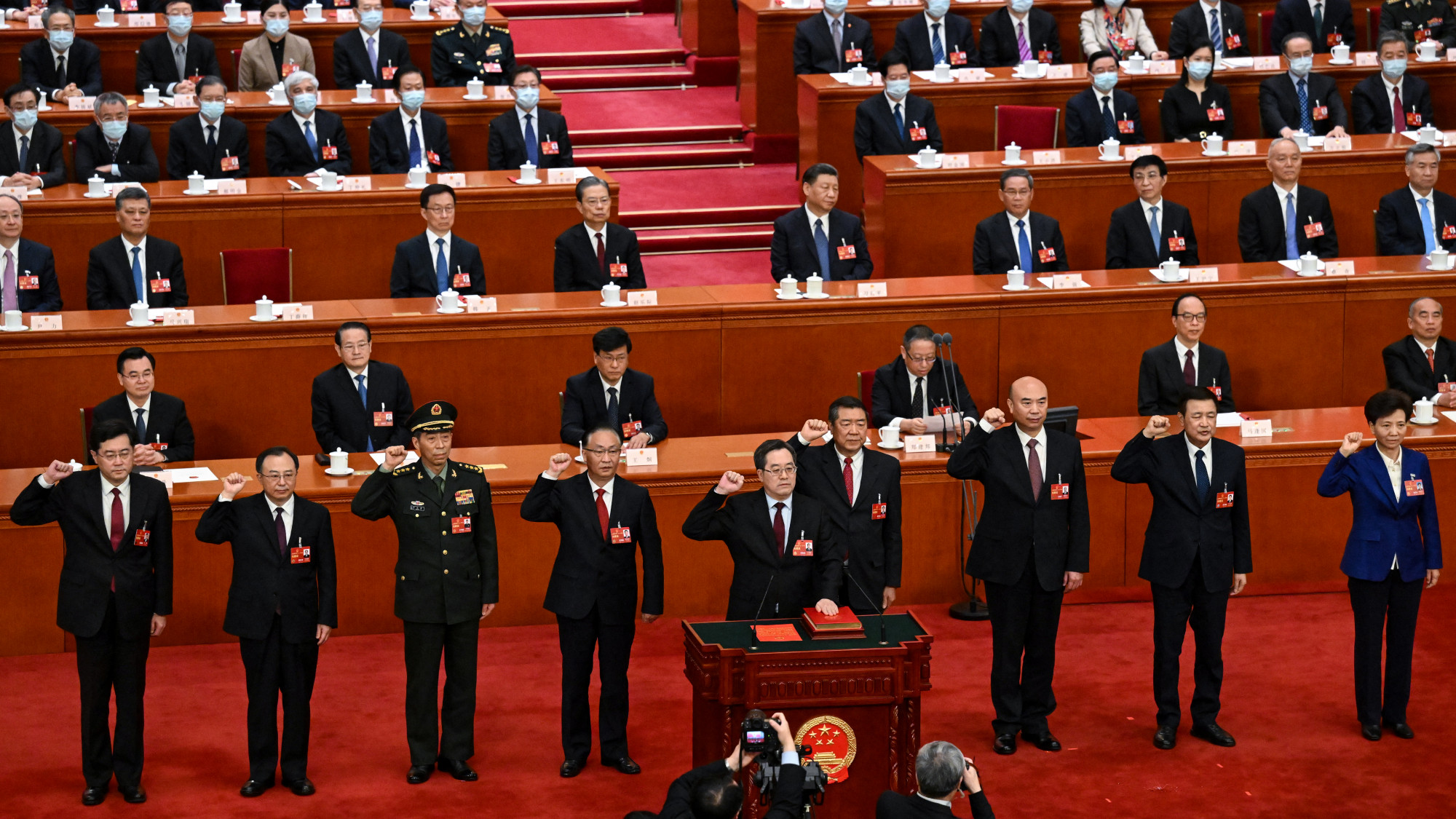 Középen, a pulpitusnál Ding Hszusziang, az egyik új miniszterelnök-helyettes (nem a legbizalmasabb) teszi le az esküt a többi miniszterelnök-helyettes társaságában.