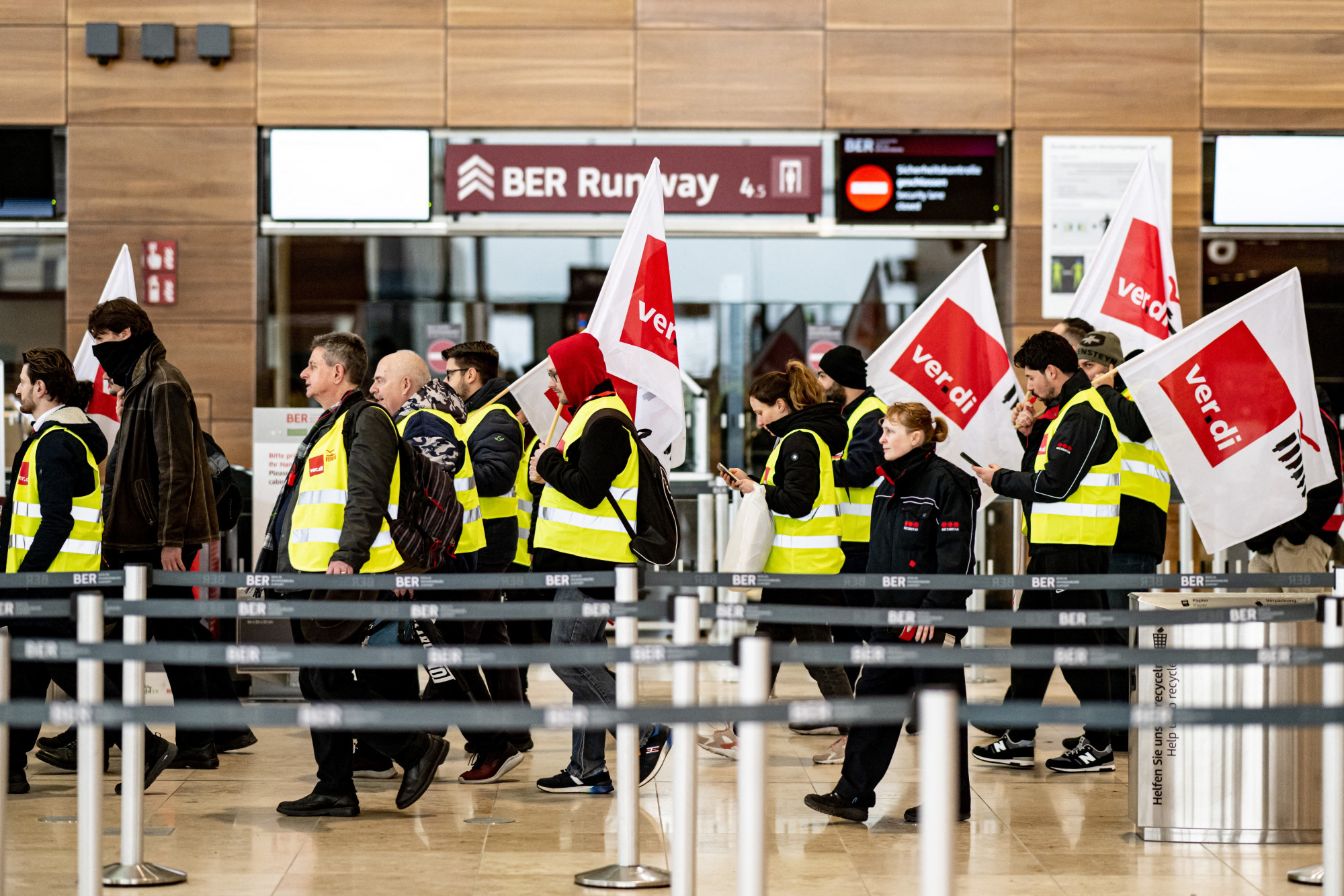 Sztrájkolnak négy nagy németországi reptér dolgozói, több száz hétfői járatot törölni kellett