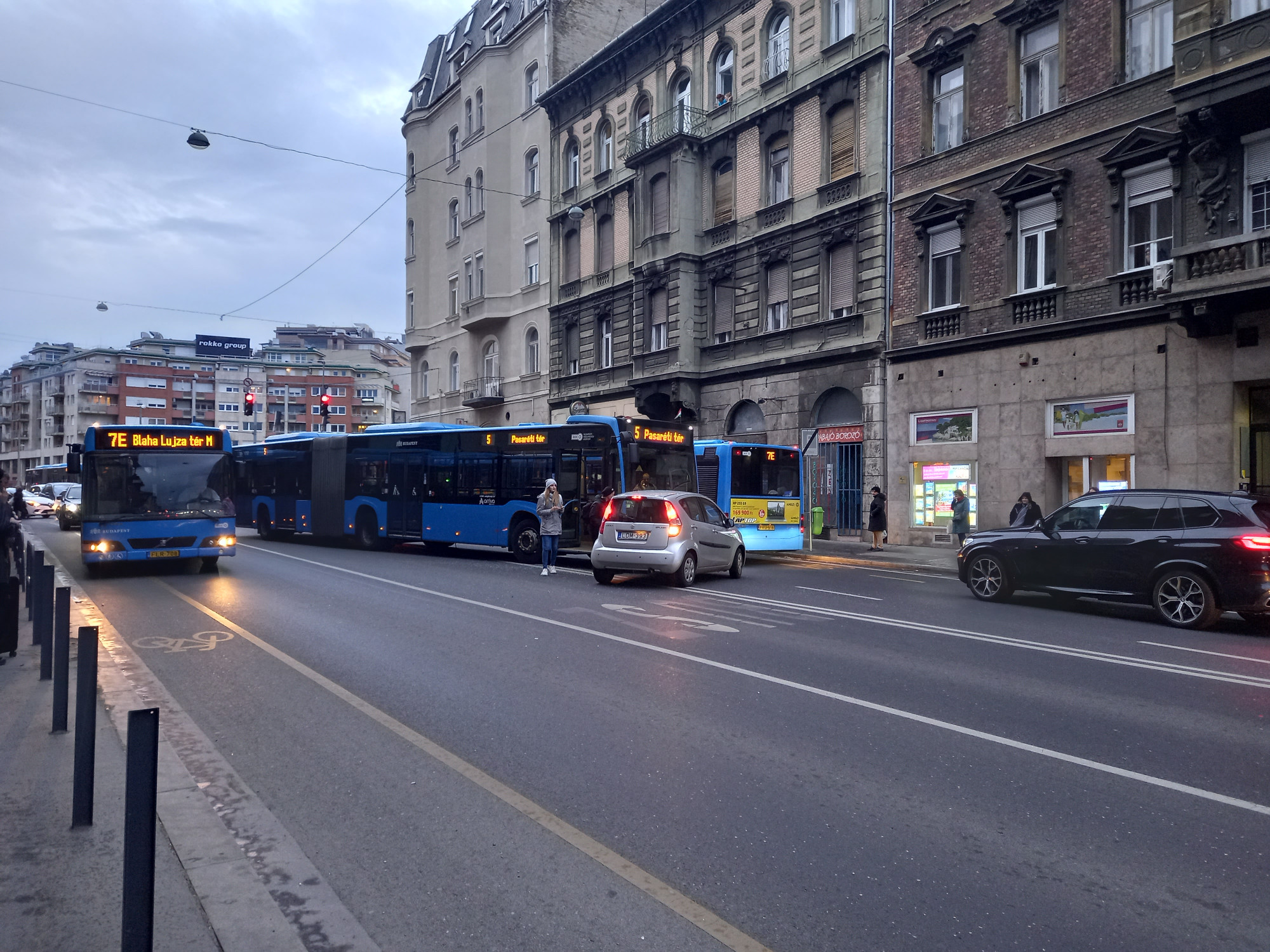 Összeütközött egy busz és egy személyautó a Thököly út és a Dózsa György út kereszteződésénél