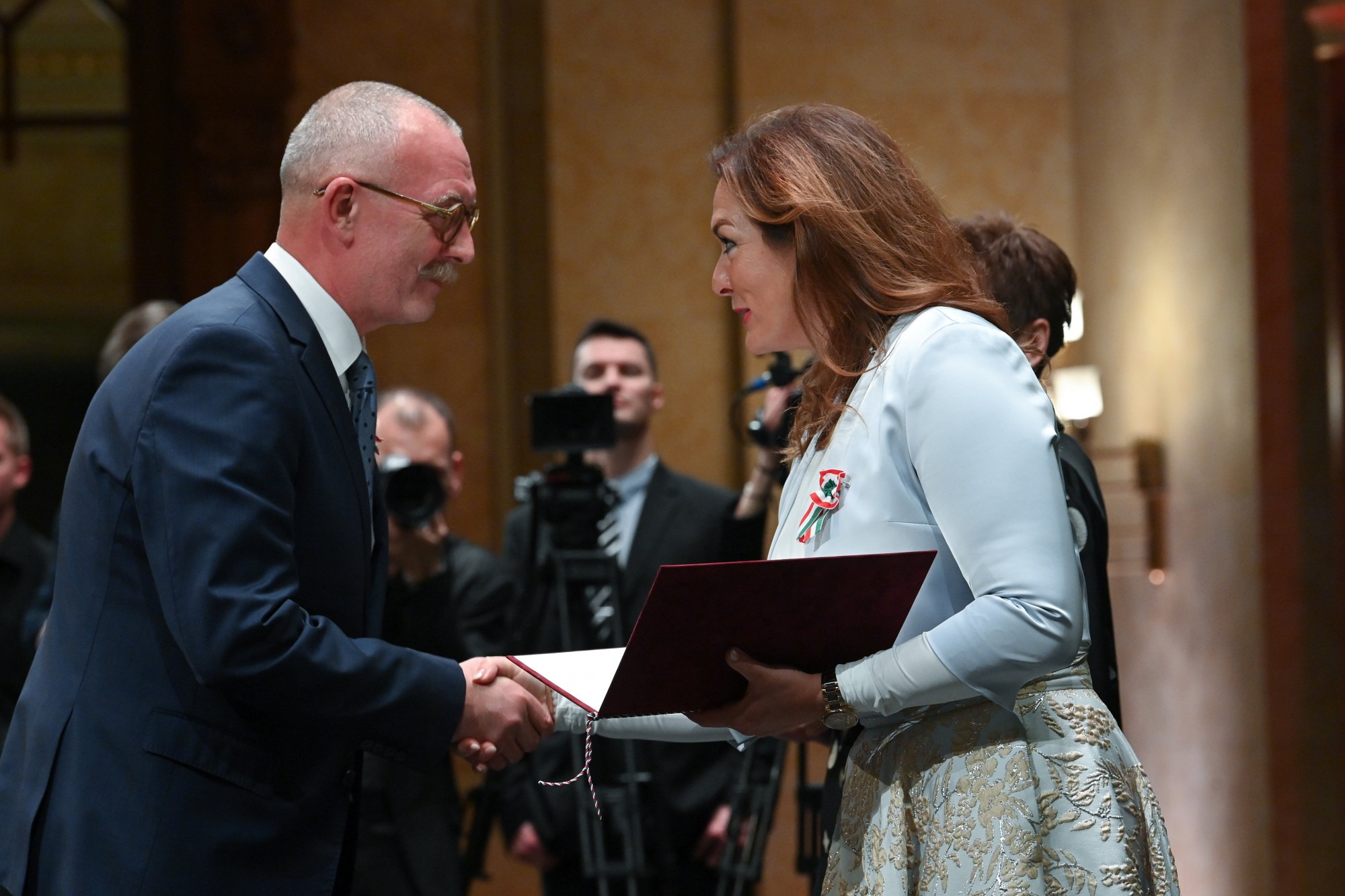 Hibrid rendszerváltás a köztévében: a régi arcokkal megy tovább az M5 igazgatójának konteós műsora, az Ez itt a kérdés