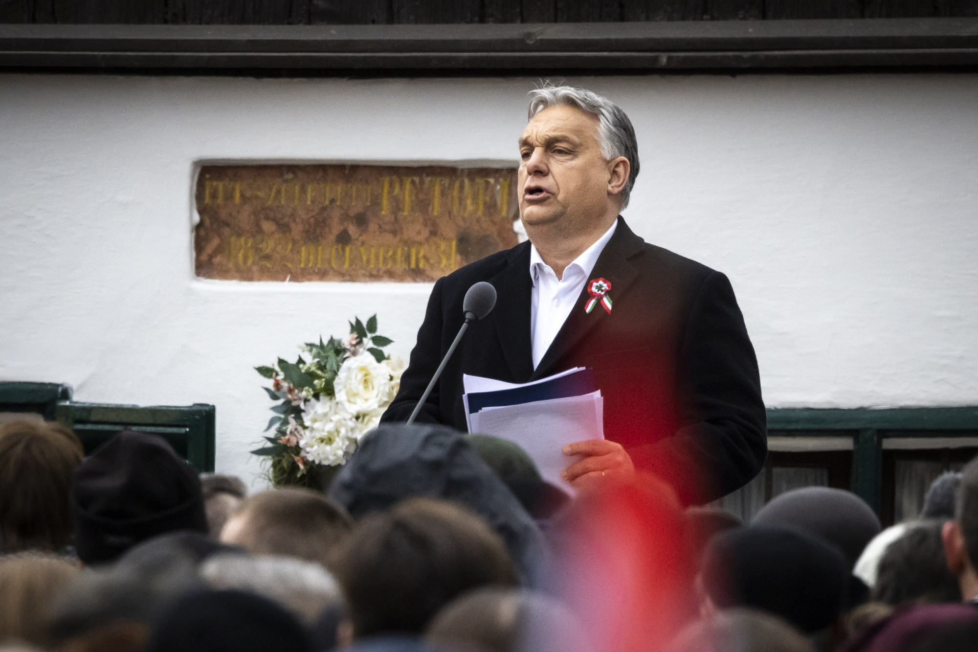 Orbán Viktor szülei is a helyszínen hallgatták végig a kordonok közt elmondott ünnepi beszédet Kiskőrösön
