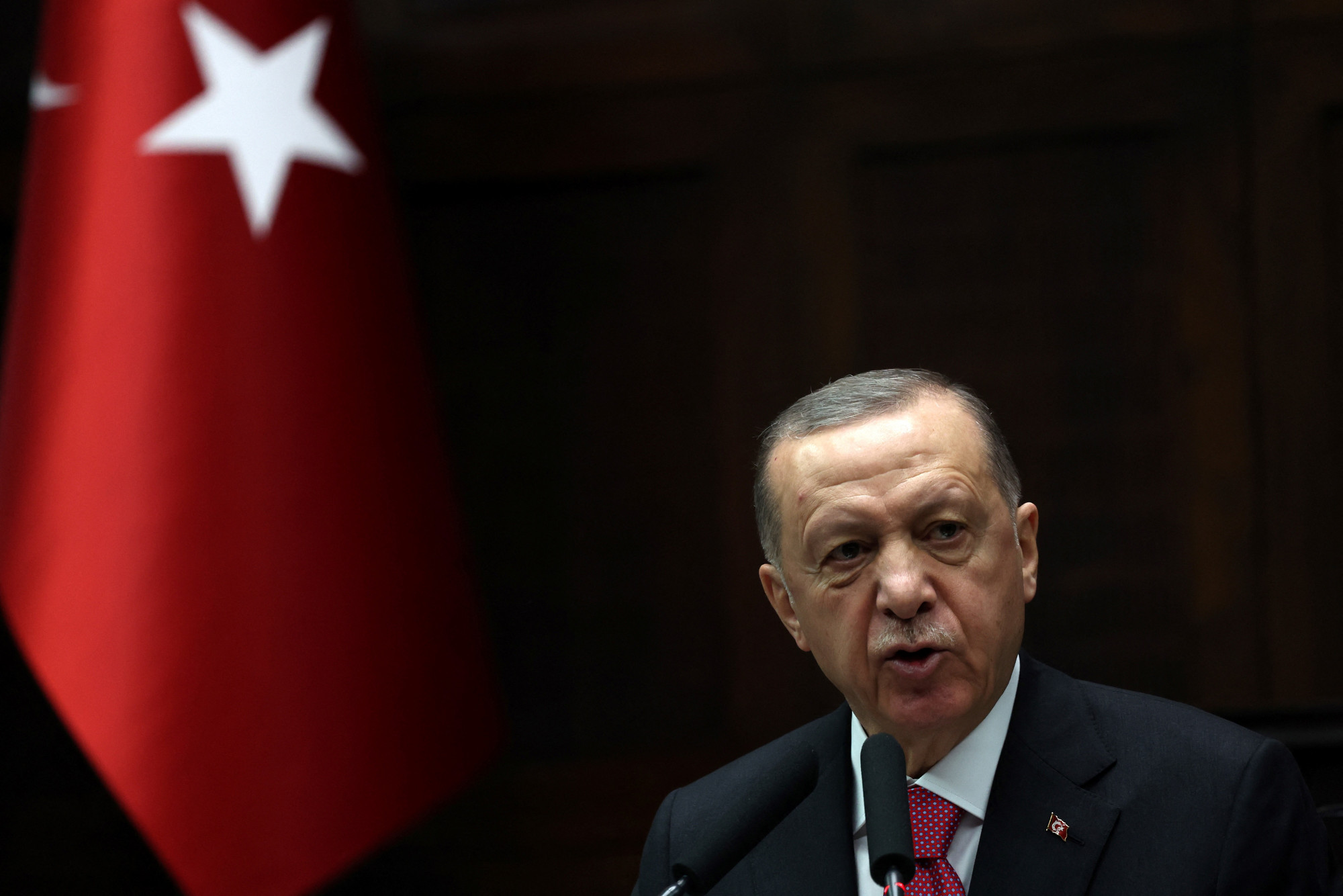A török választások előtt Erdogan gyorsan megemelte a közszférában dolgozók bérét