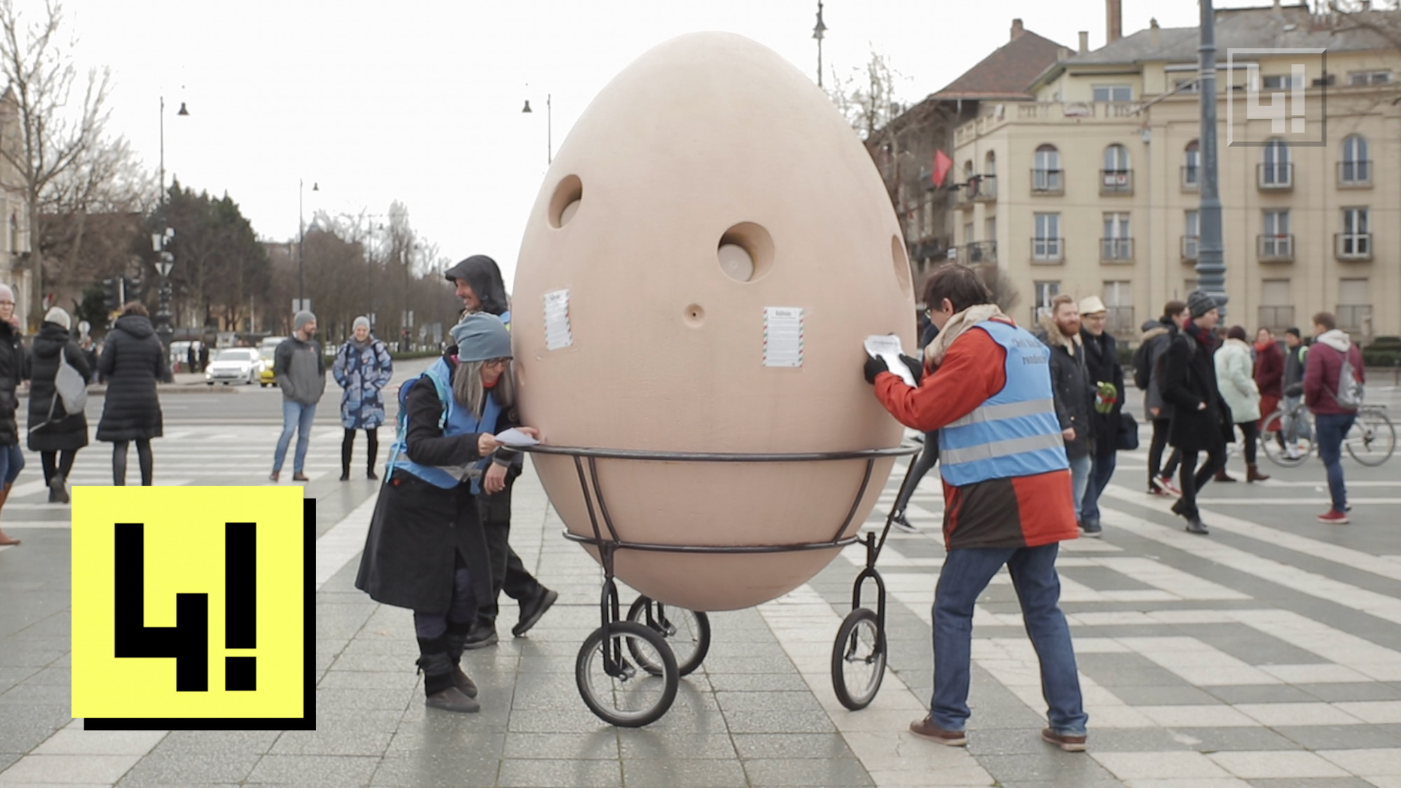 Mélyen sebzett a társadalom, egy hatalmas tojásba kiabáltak a tüntetők a Szabadságmeneten