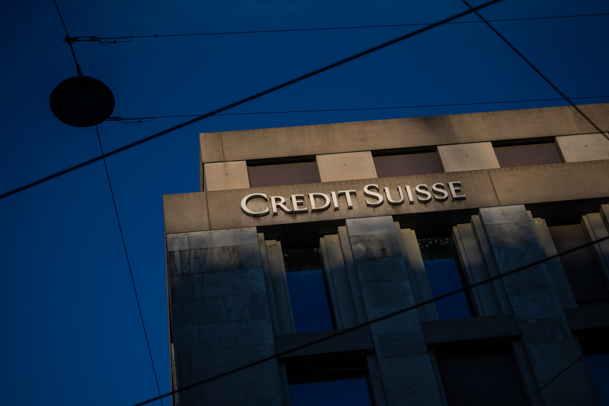 A jegybanknak kellett kimenteni a botrányról botrányra bukdácsoló Credit Suisse-t