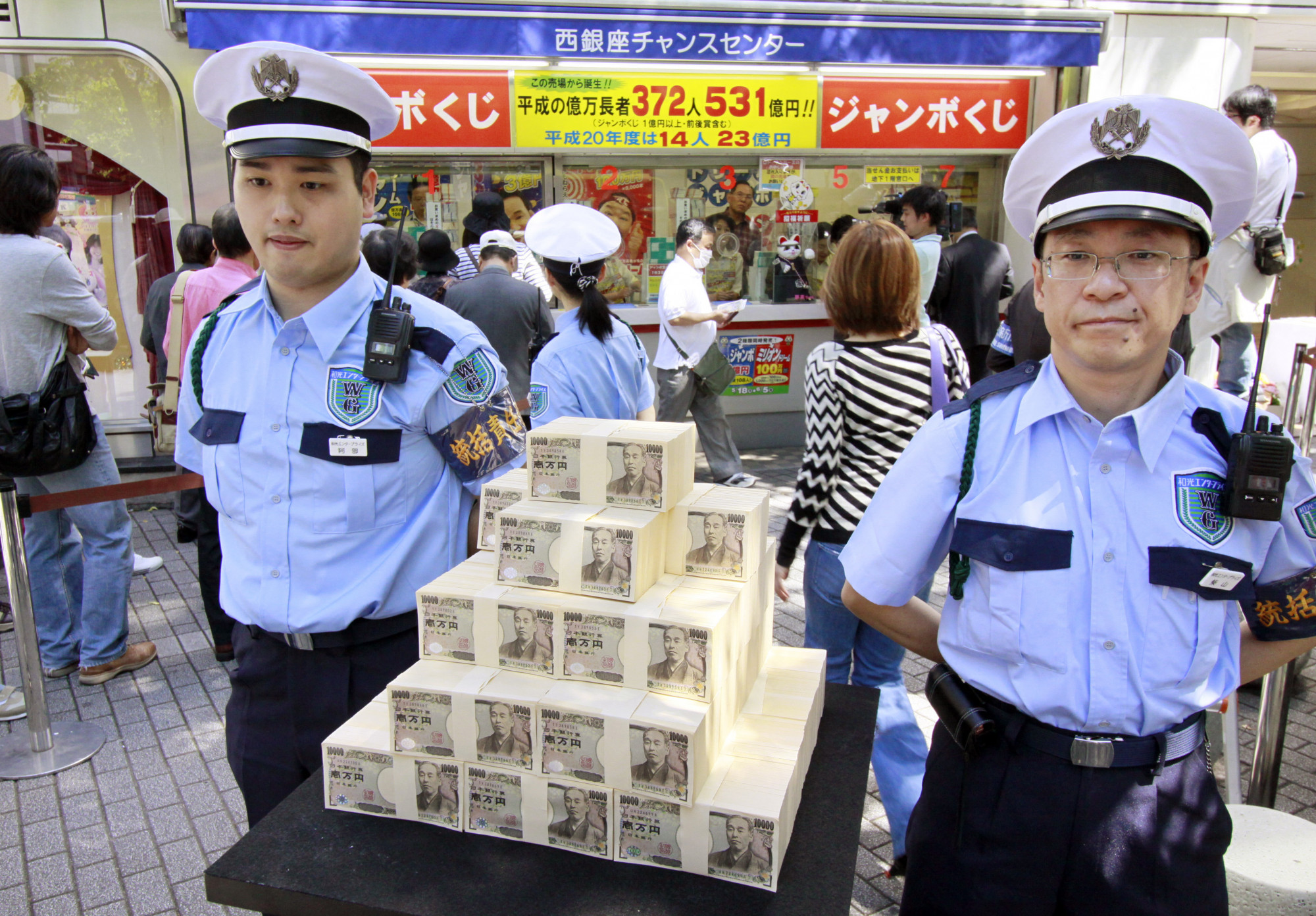 11,3 milliárd forintnyi talált pénzt adtak le a becsületes tokióiak tavaly a rendőröknek