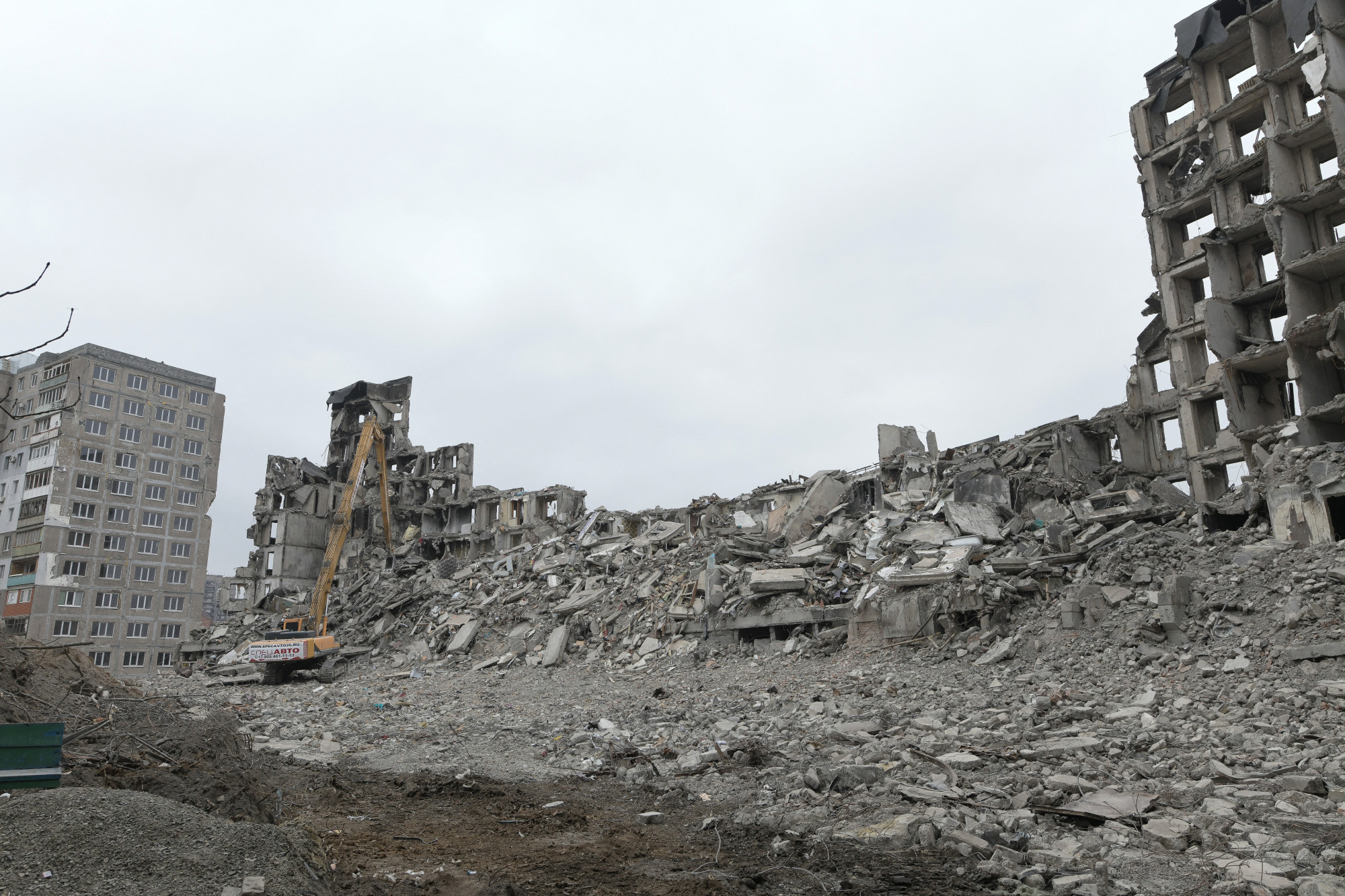 A saját bombáikkal lerombolt épületeket takarítják el az oroszok Mariupolban