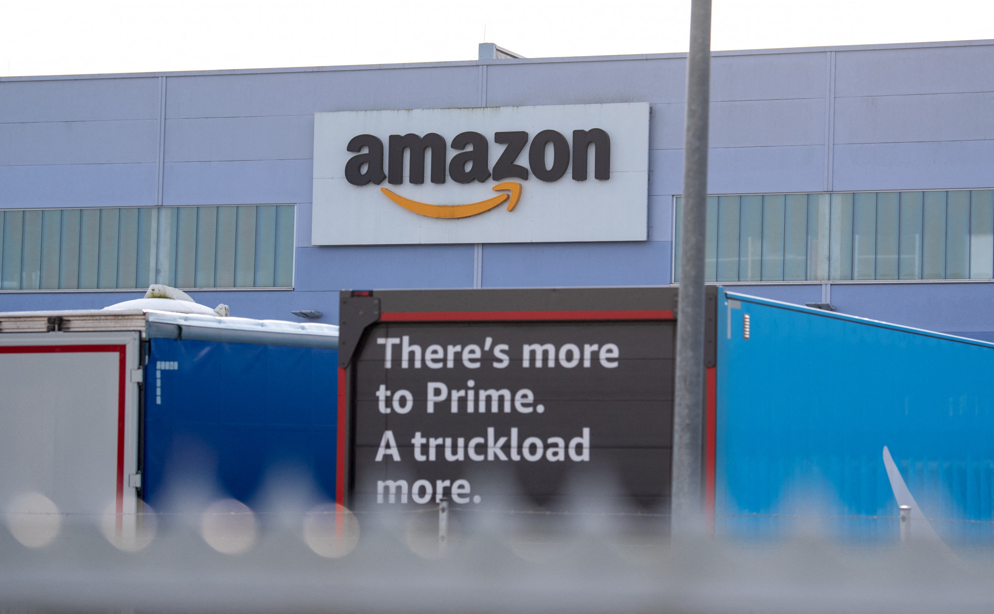 Újabb 9000 dolgozót küld el az Amazon