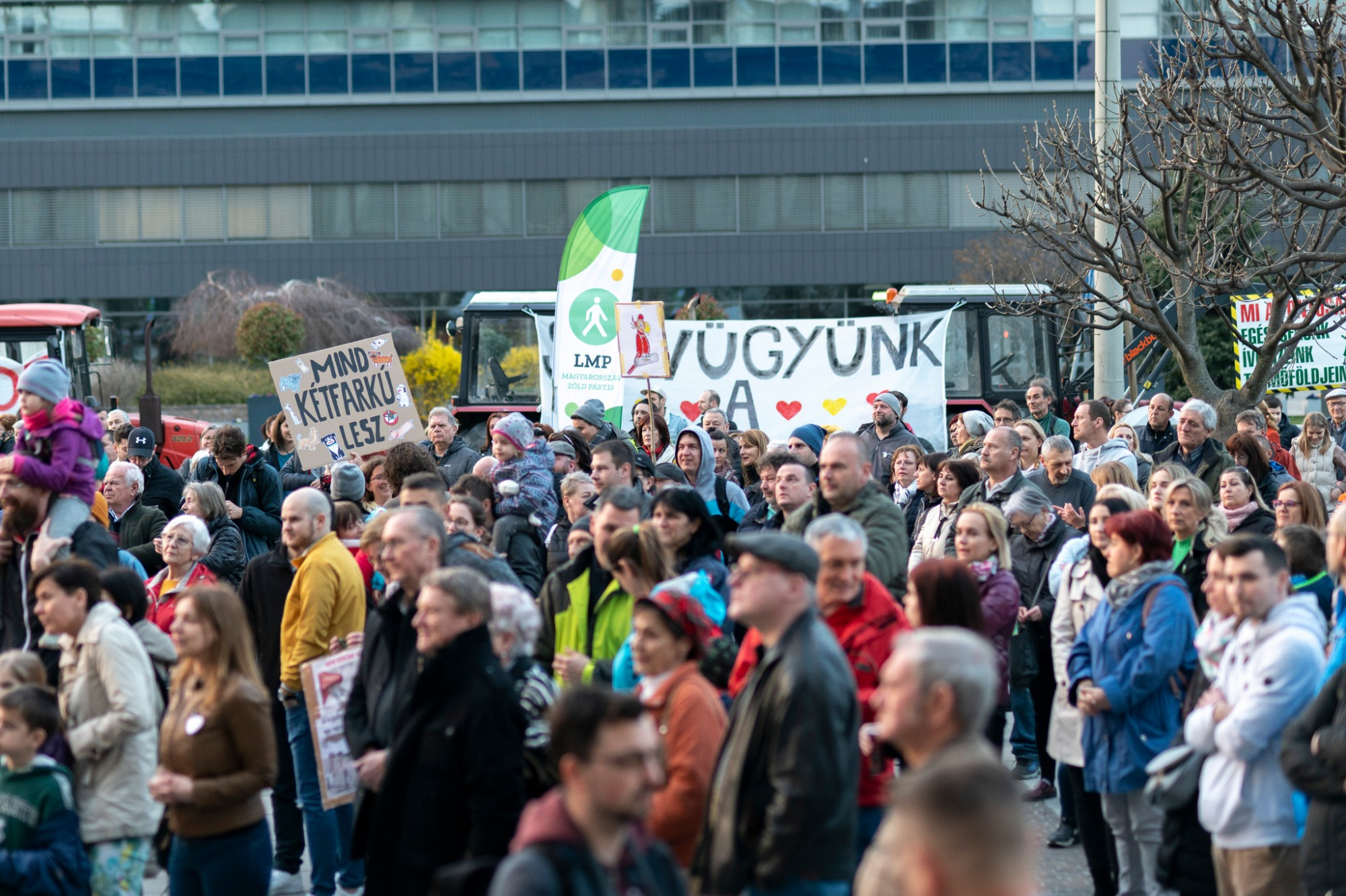 Az akkumulátorgyár-építés ellen tüntettek Győrben