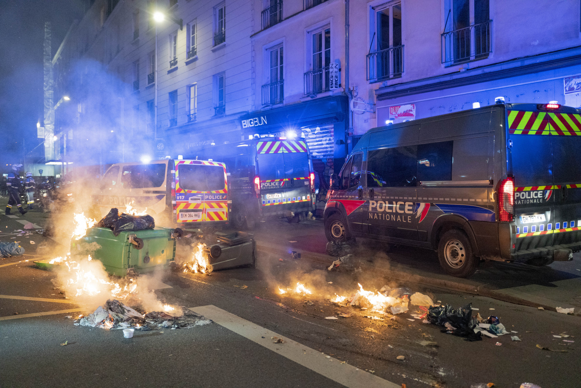 Tiltakozások indultak Franciaországban, miután elbukott a bizalmatlansági indítvány