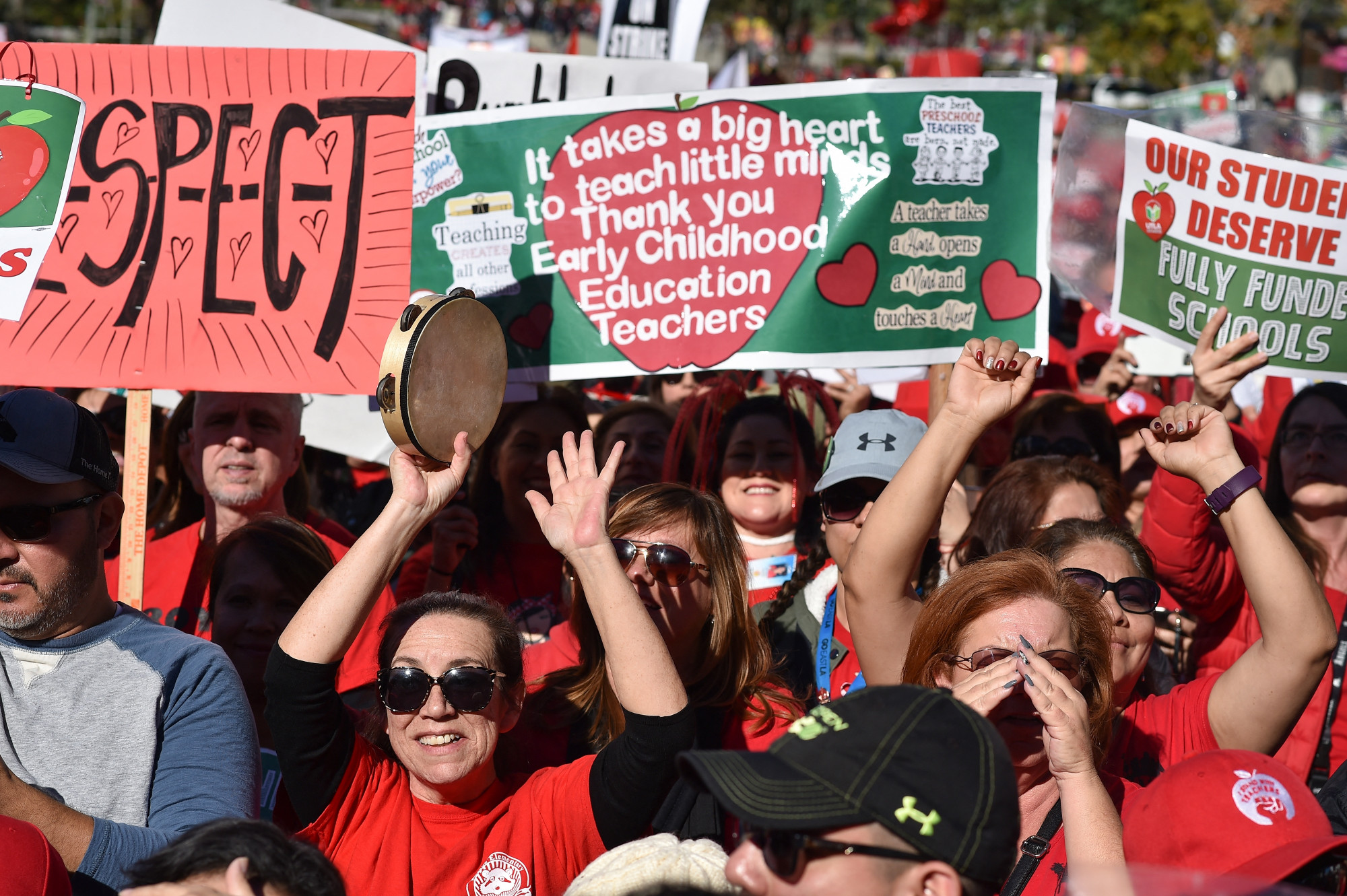 Három napra leáll a tanítás az iskolákban Los Angelesben, mert 30 ezer iskolai dolgozó sztrájkol