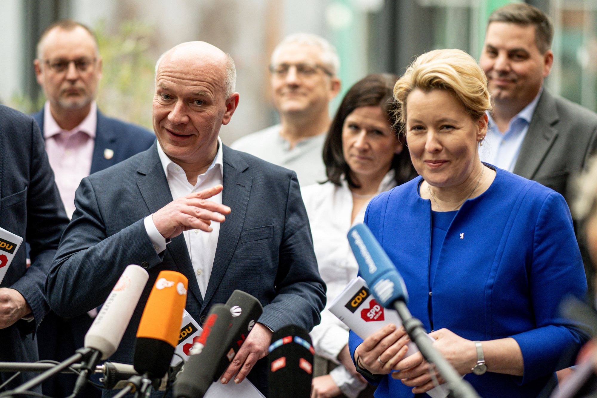 Kai Wegner és Franziska Giffey sajtótájékoztatót tart az egyik koalíciós tárgyalás után