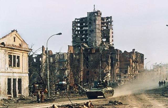 Orosz „békefenntartó” Csecsenföld fővárosában 1995. február 25-én.