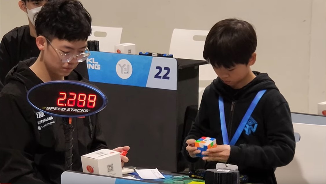 Kilencéves kínai fiú a Rubik-kocka kirakás új rekordere