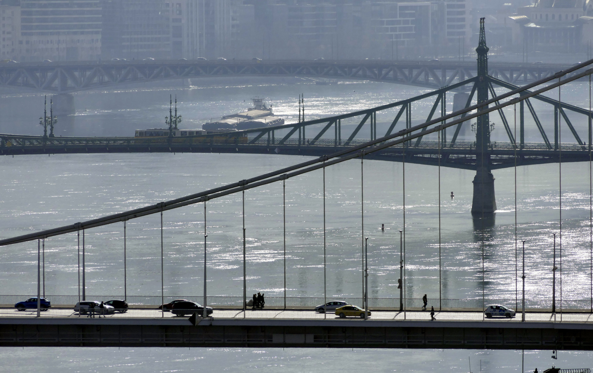 Amerikai turista ugrott a Dunába egy hajóról Budapesten, megtalálták a holttestét