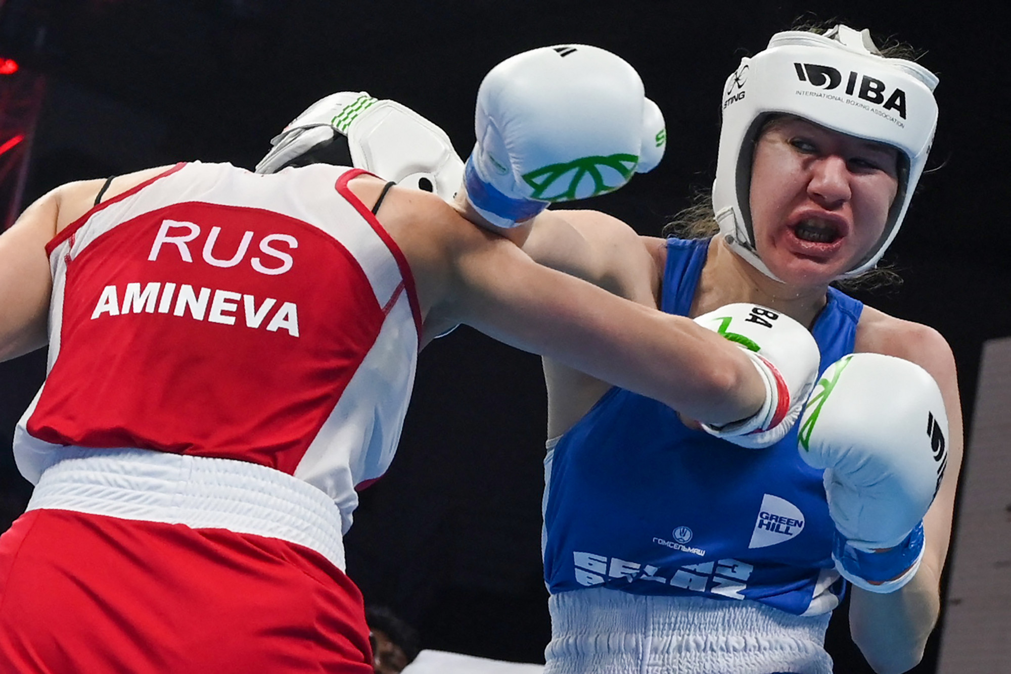 Orosz és fehérorosz versenyző összecsapása az újdelhi bokszvébén március 18-án.