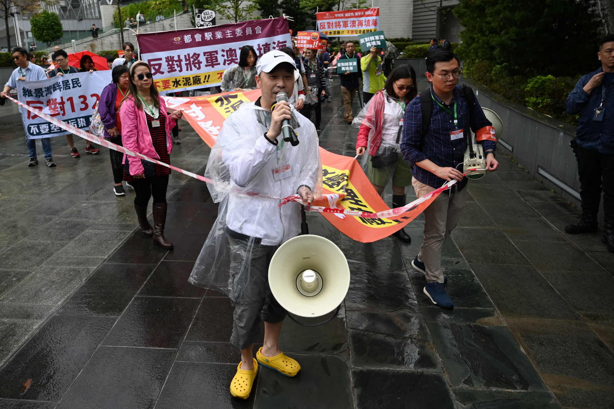 Sorszám a nyakban, ellenőrzött transzparensek: három év után engedélyeztek egy tüntetést Hongkongban